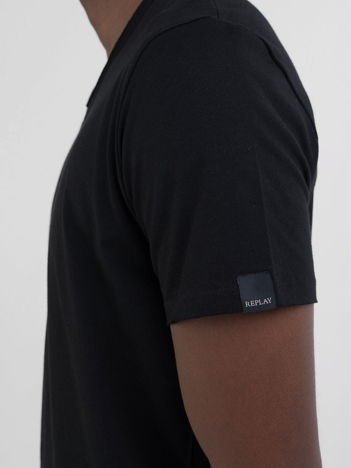 BAVLNĚNÉ TRIČKO S VÝSTŘIHEM DO V