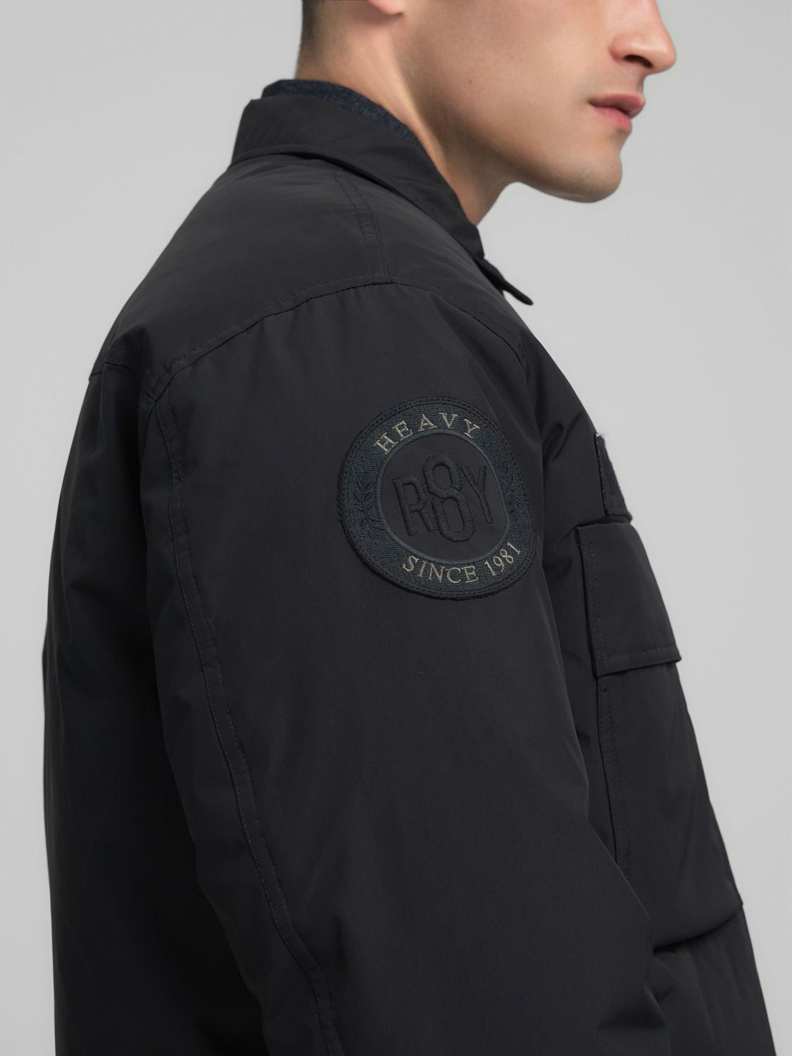 Prošívaná bunda s nášivkou