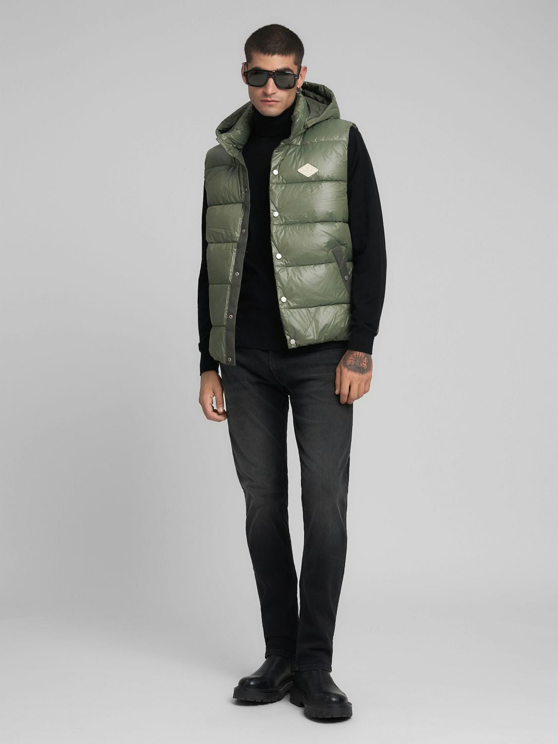 Lesklá prošívaná vesta s kapucí