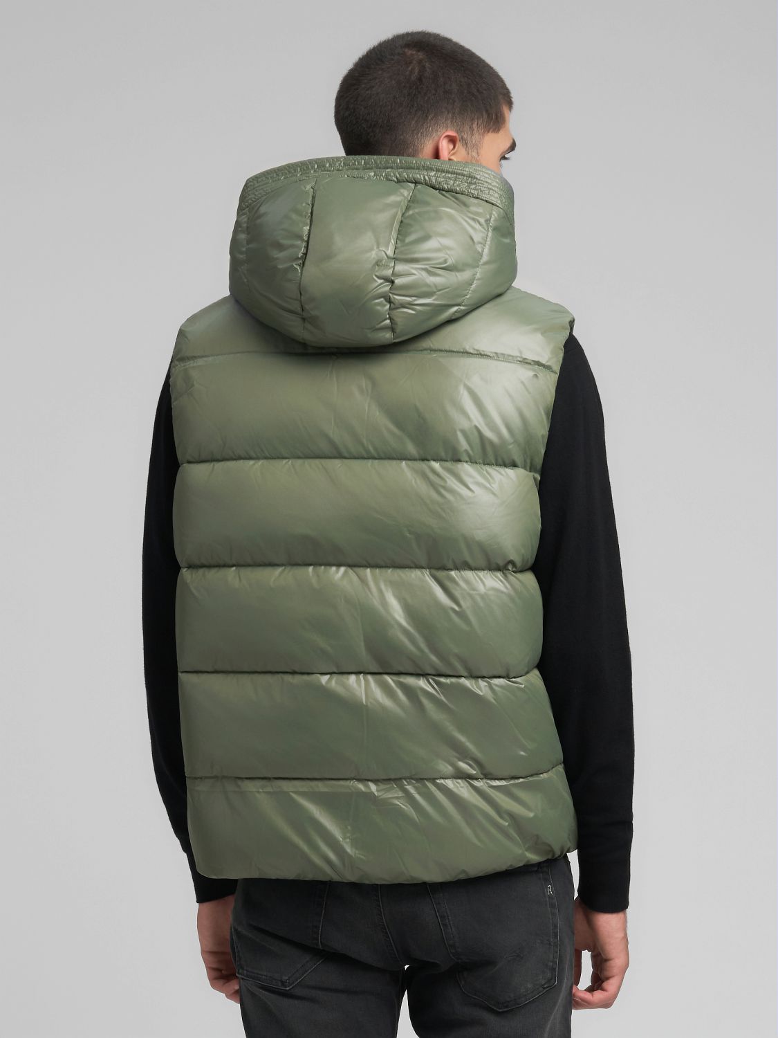 Lesklá prošívaná vesta s kapucí