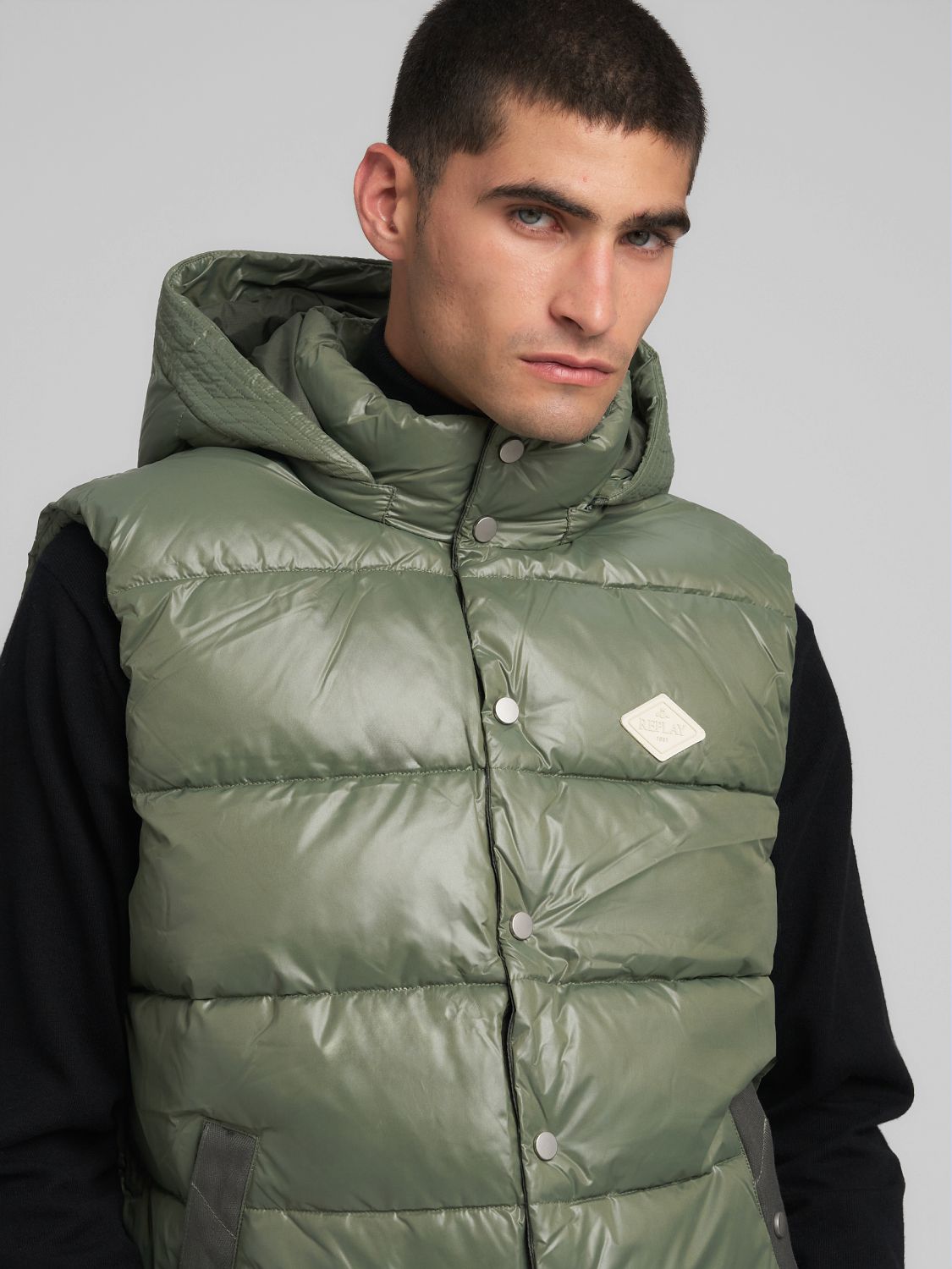 Lesklá prošívaná vesta s kapucí