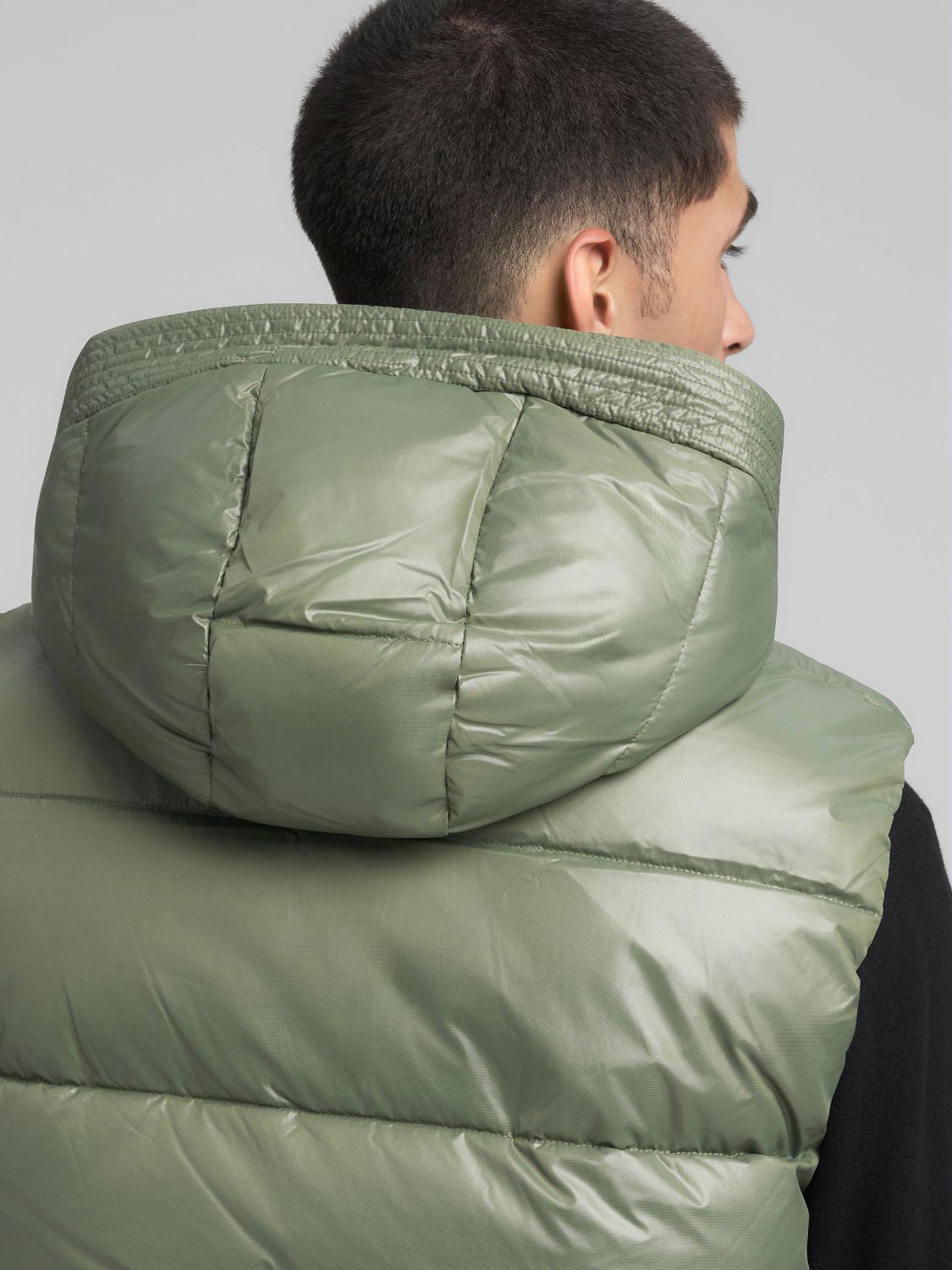 Lesklá prošívaná vesta s kapucí