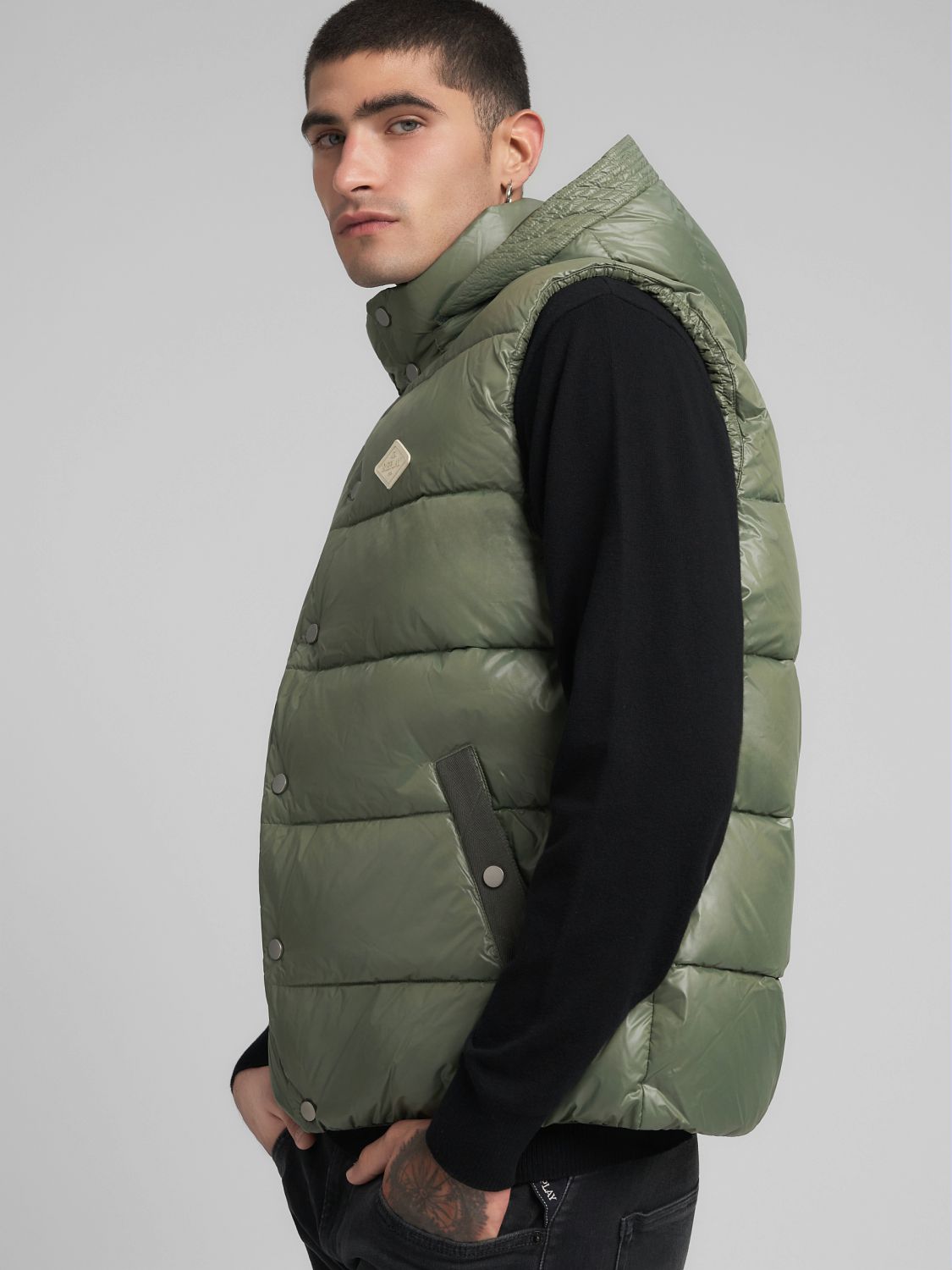 Lesklá prošívaná vesta s kapucí