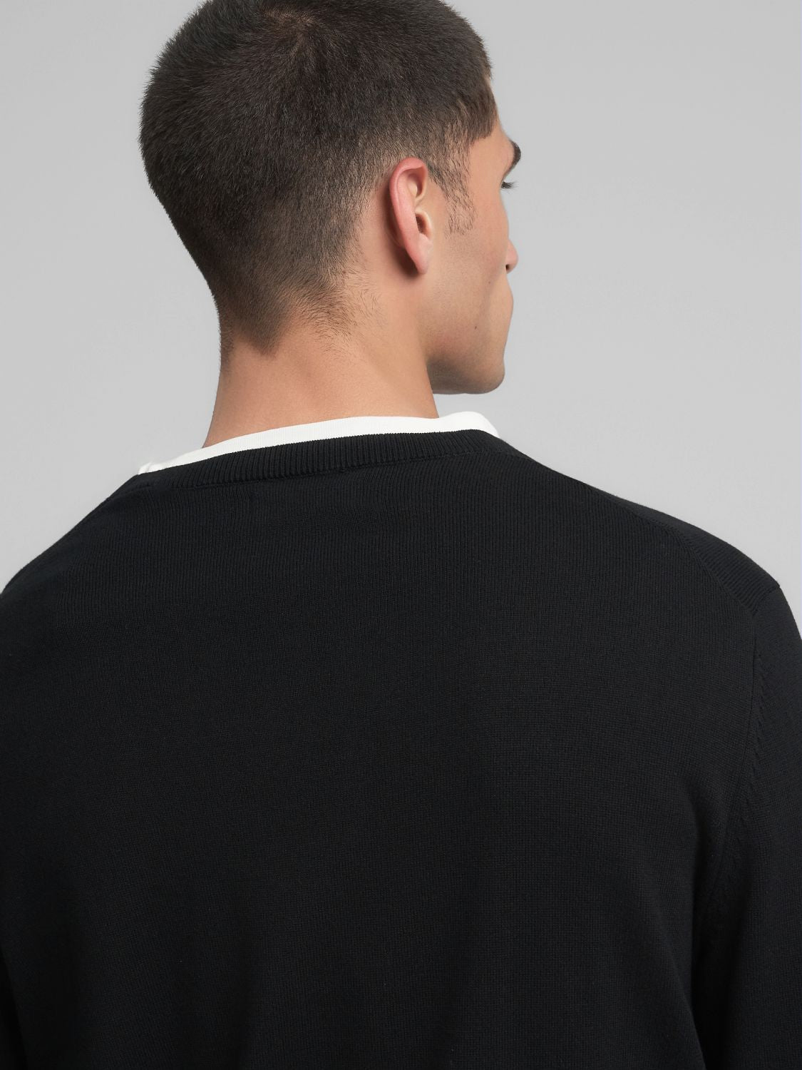 Pánský bavlněný svetr s výšivkou R