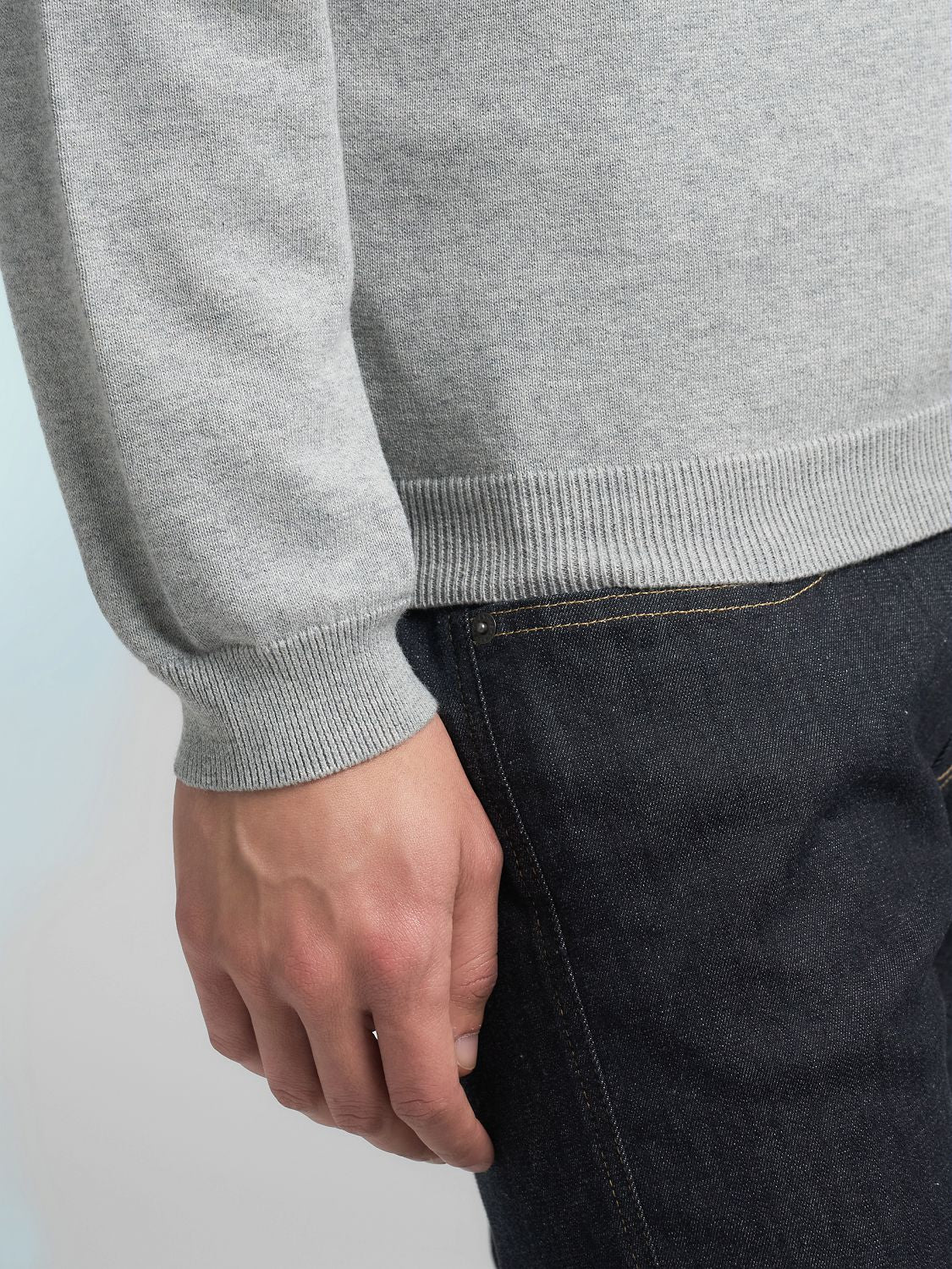 Pánský bavlněný svetr s výšivkou R