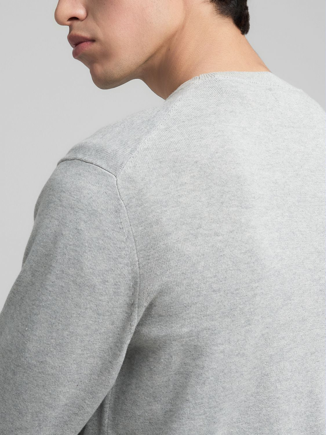 Pánský bavlněný svetr s výšivkou R