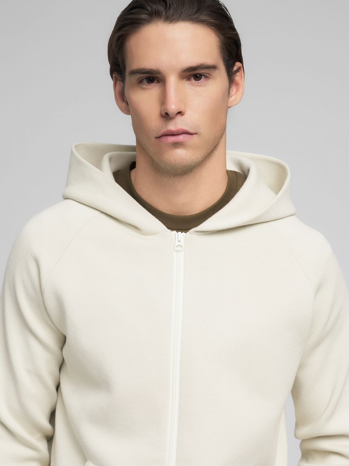 Pánský svetr na zip s kapucí a nápisem na zádech