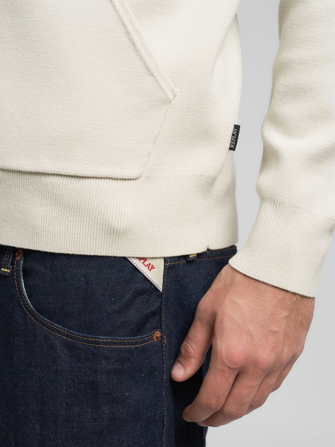 Pánský svetr na zip s kapucí a nápisem na zádech