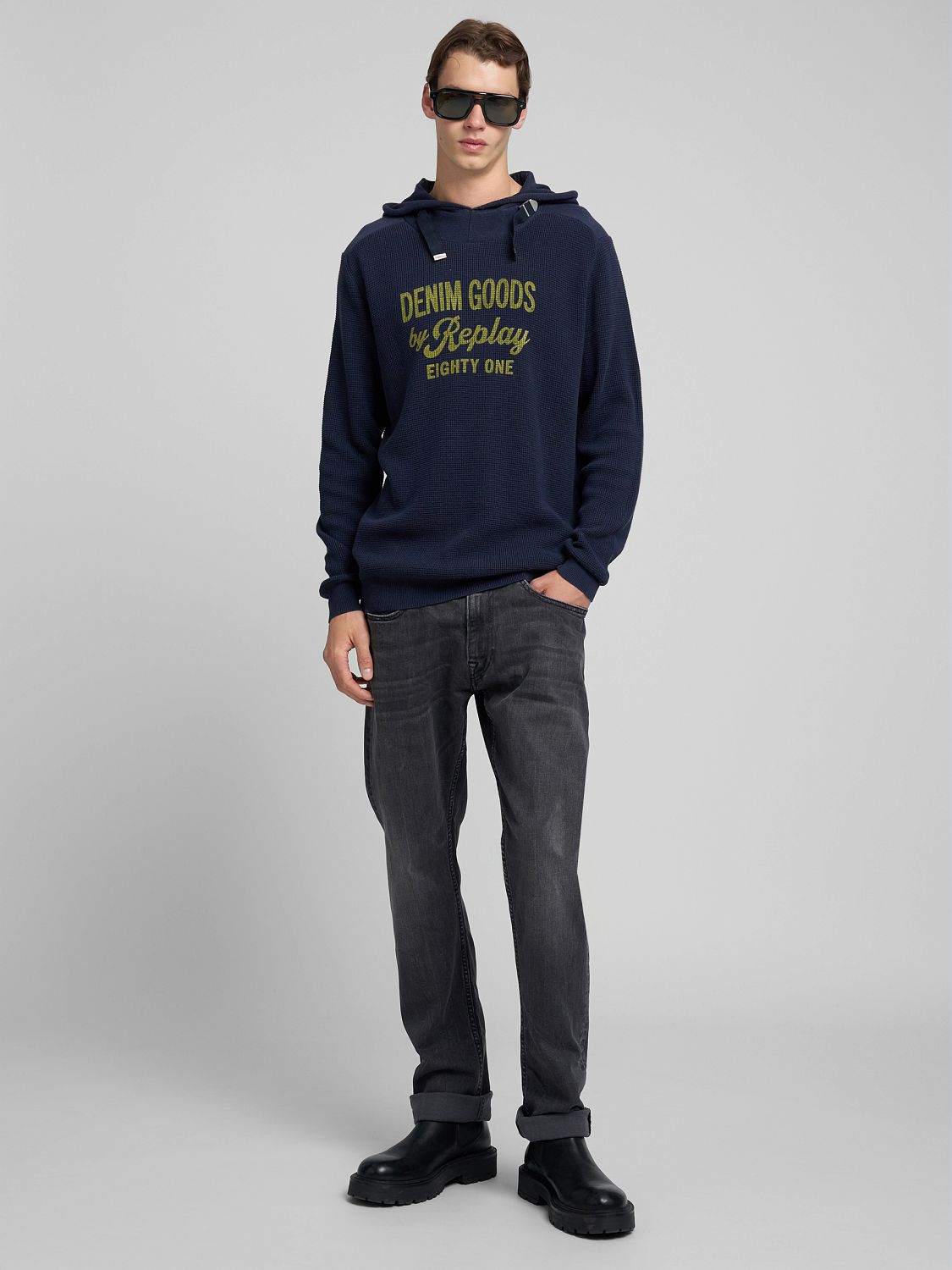 Pánský svetr s kapucí a potiskem