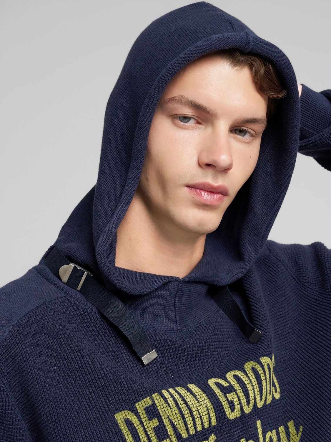 Pánský svetr s kapucí a potiskem