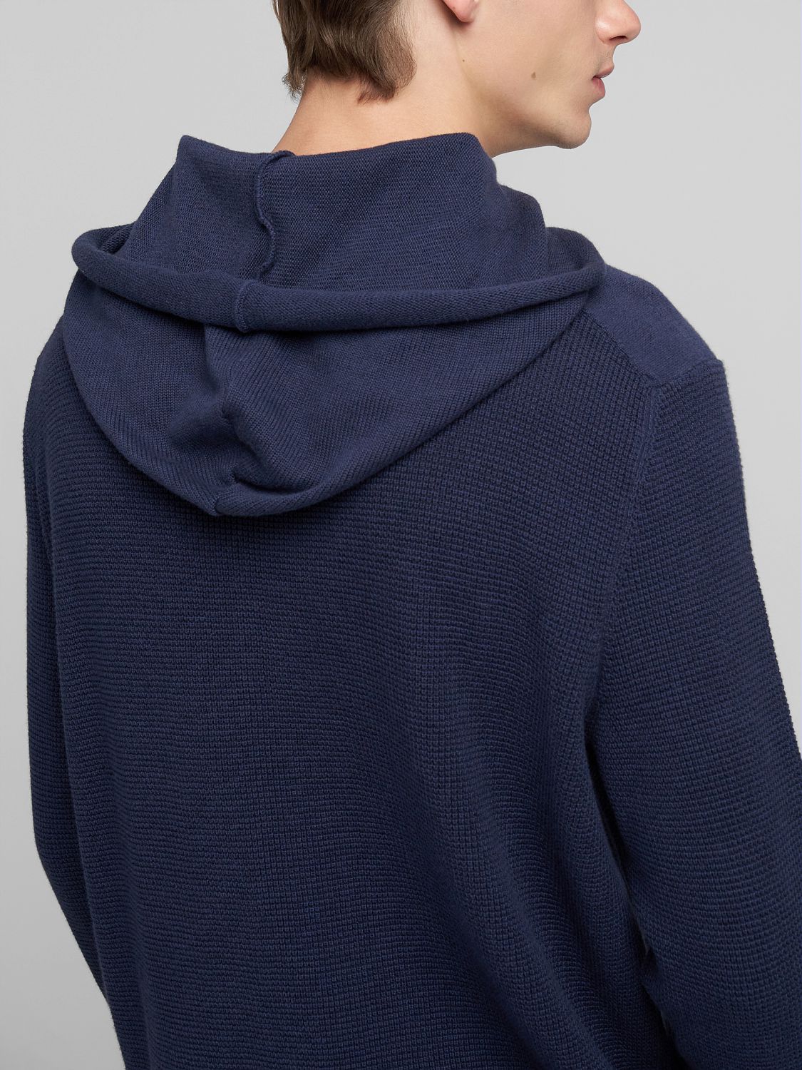 Pánský svetr s kapucí a potiskem