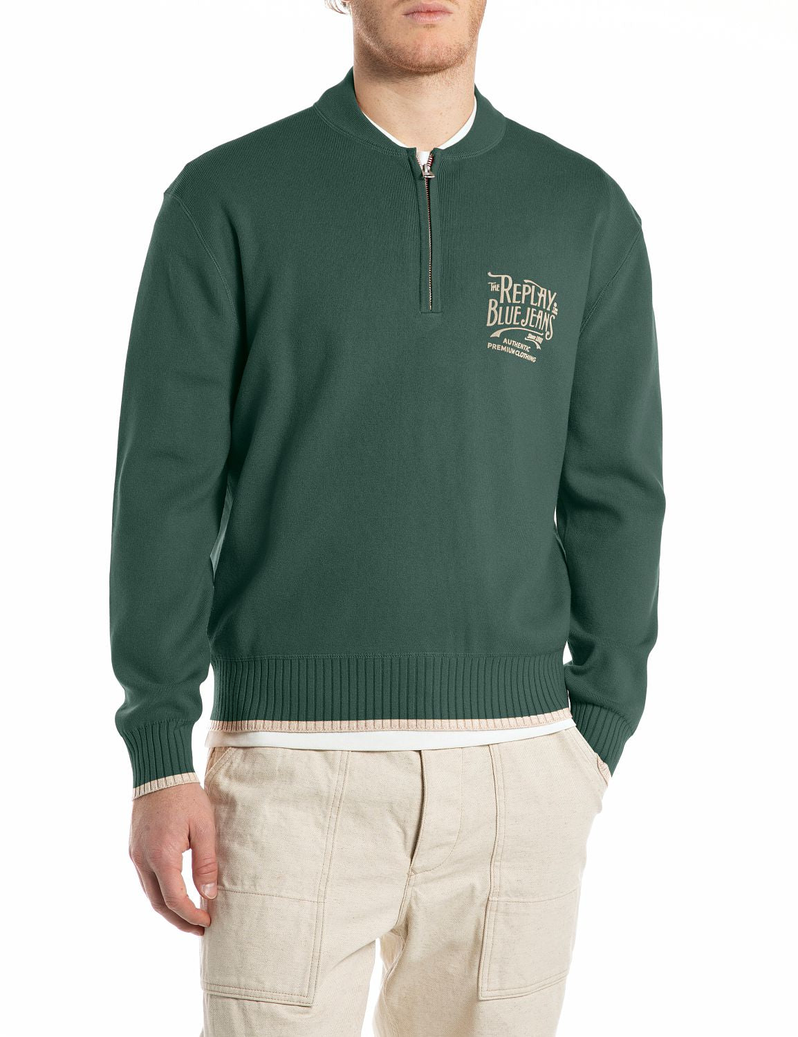 Pánský svetr s krátkým zipem a nápisem