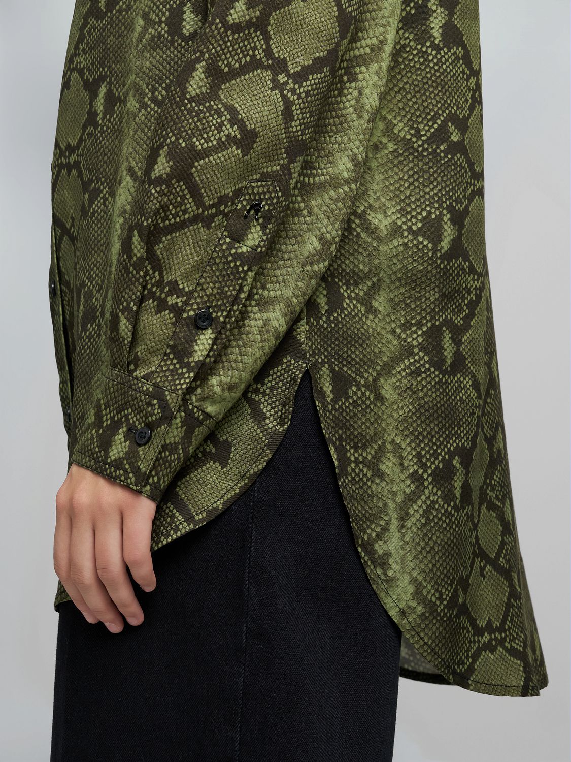 Dámská košile s hadím vzorem