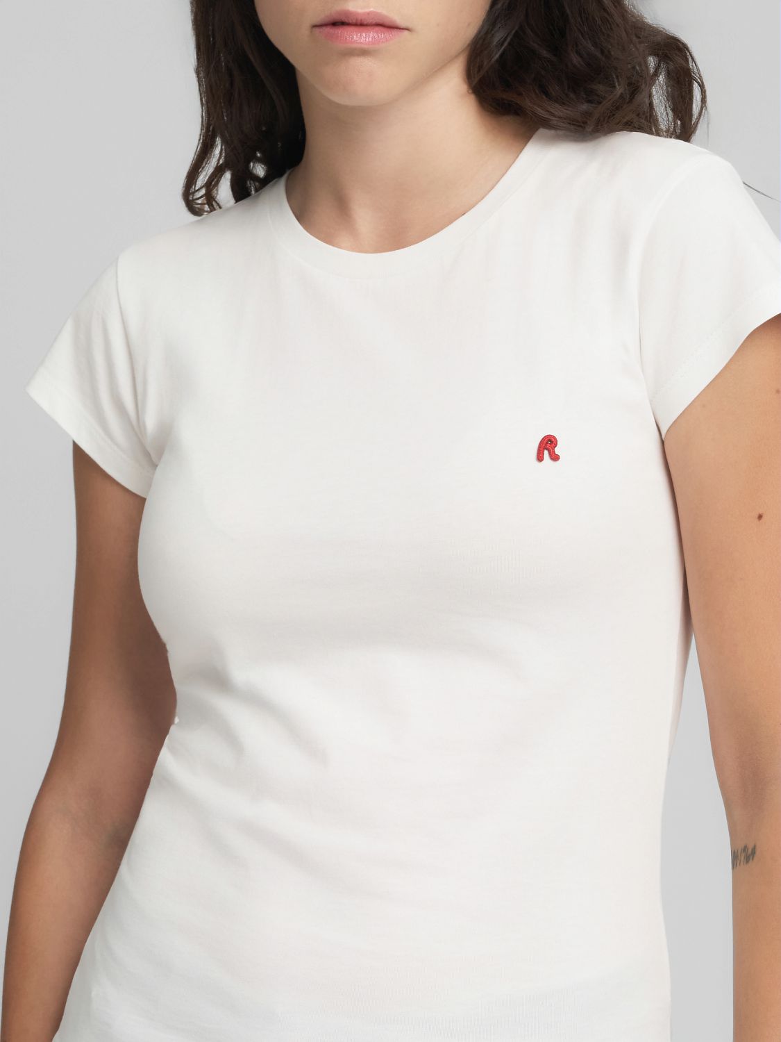 Dámské přiléhavé tričko s výšivkou