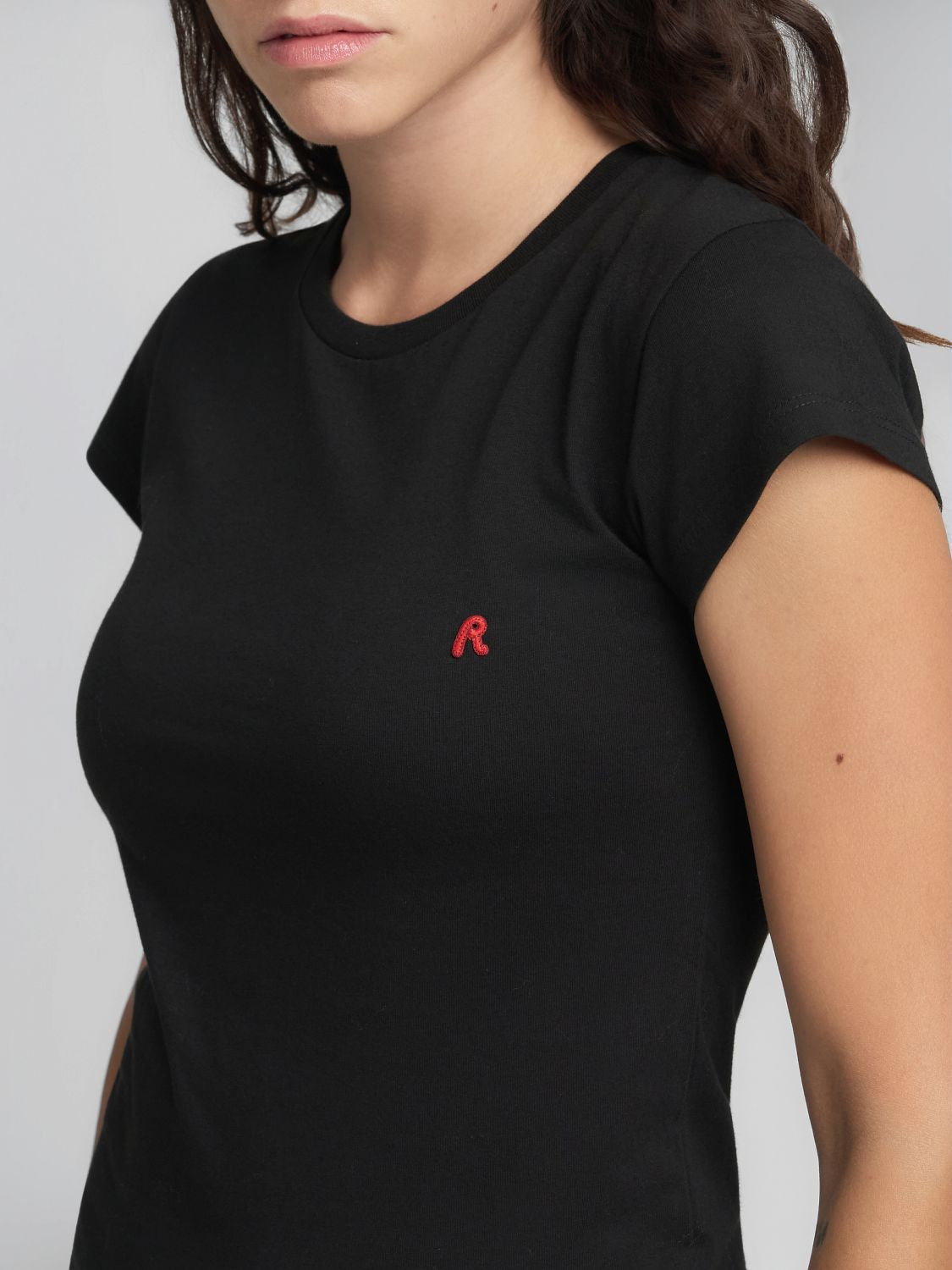 Dámské přiléhavé tričko s výšivkou