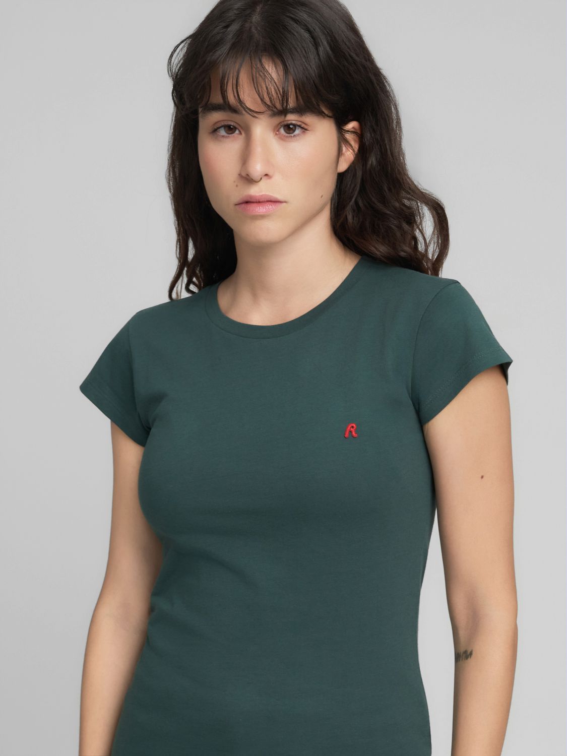 Dámské přiléhavé tričko s výšivkou