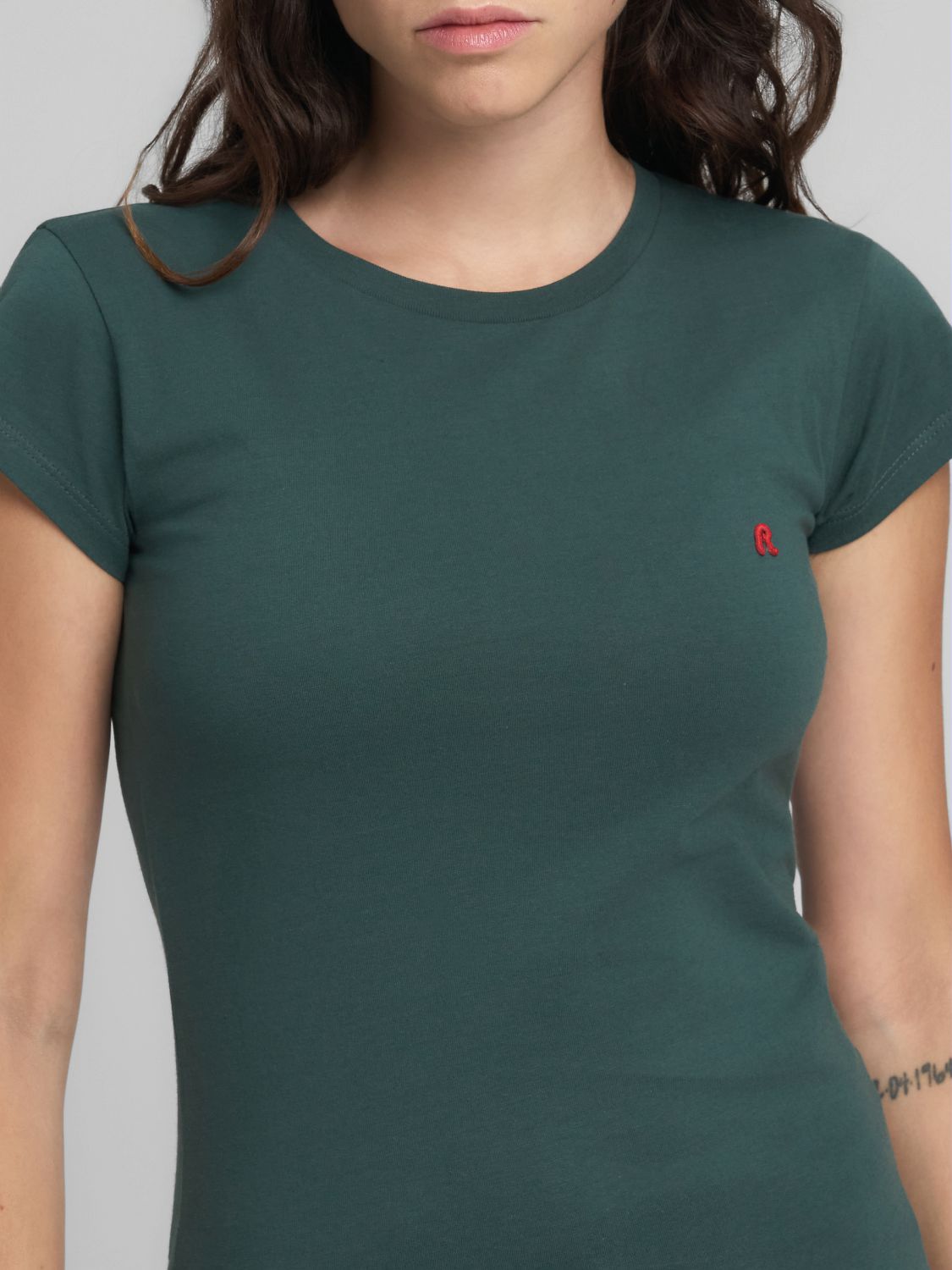 Dámské přiléhavé tričko s výšivkou