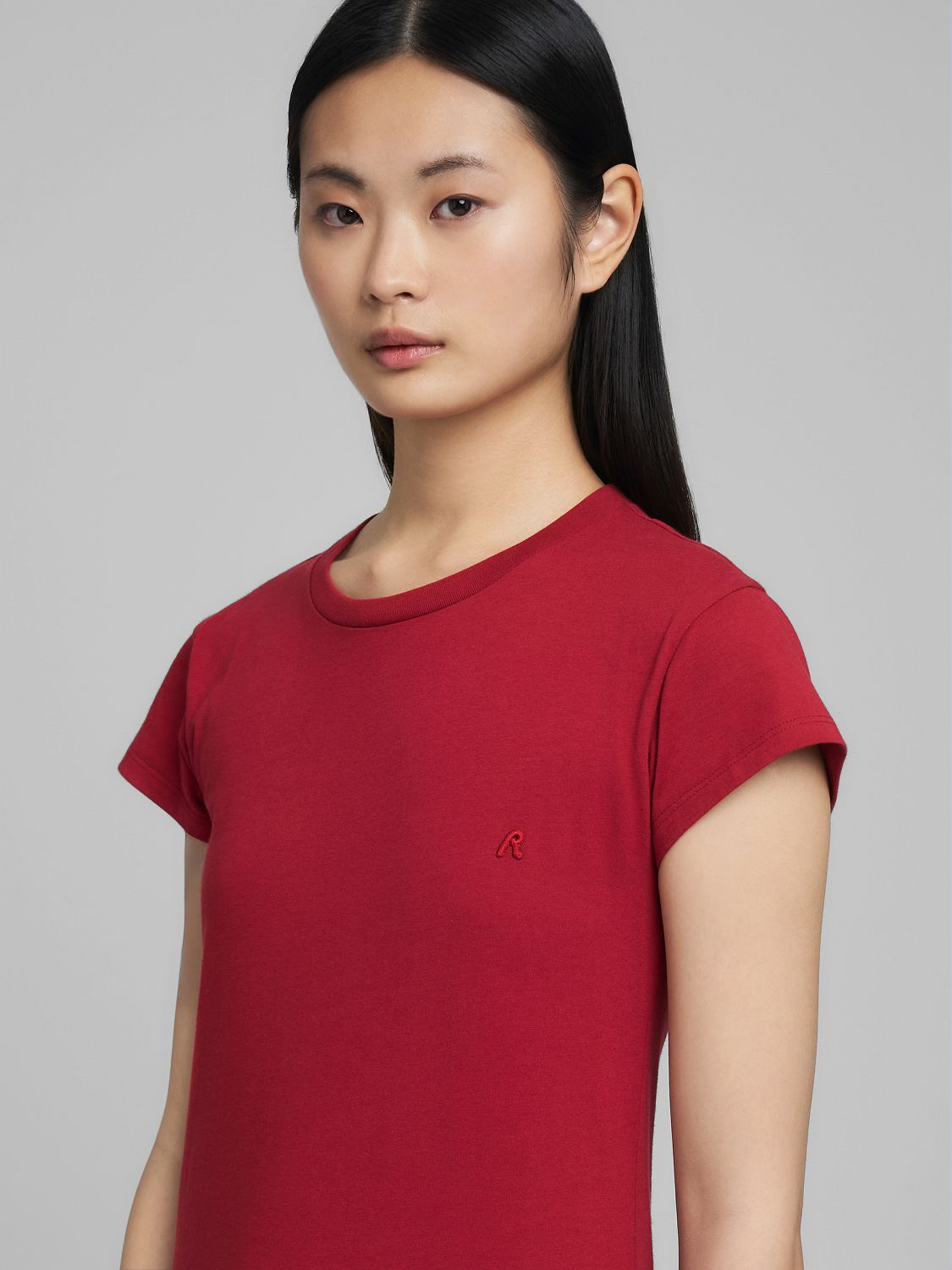 Dámské přiléhavé tričko s výšivkou