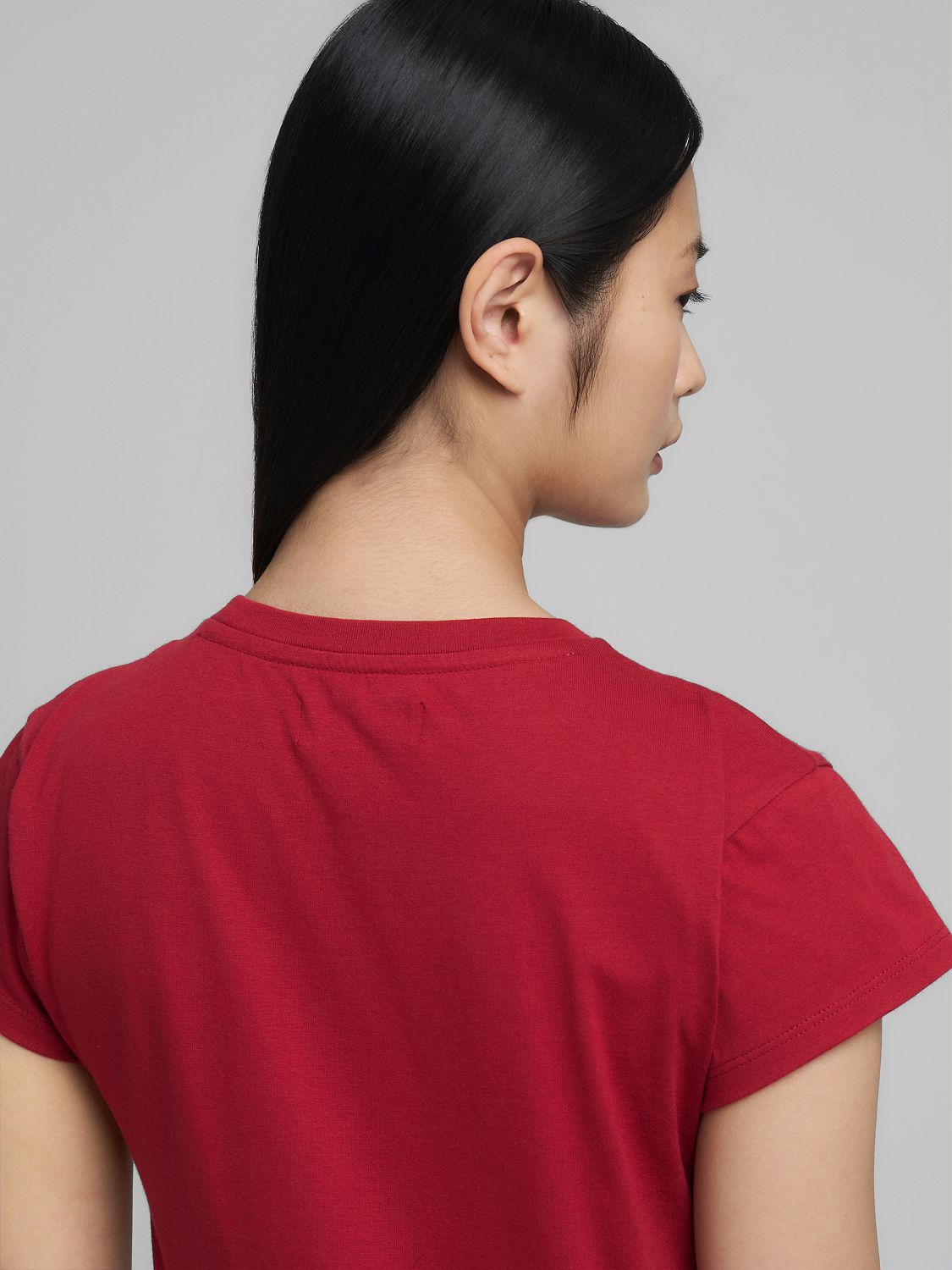 Dámské přiléhavé tričko s výšivkou