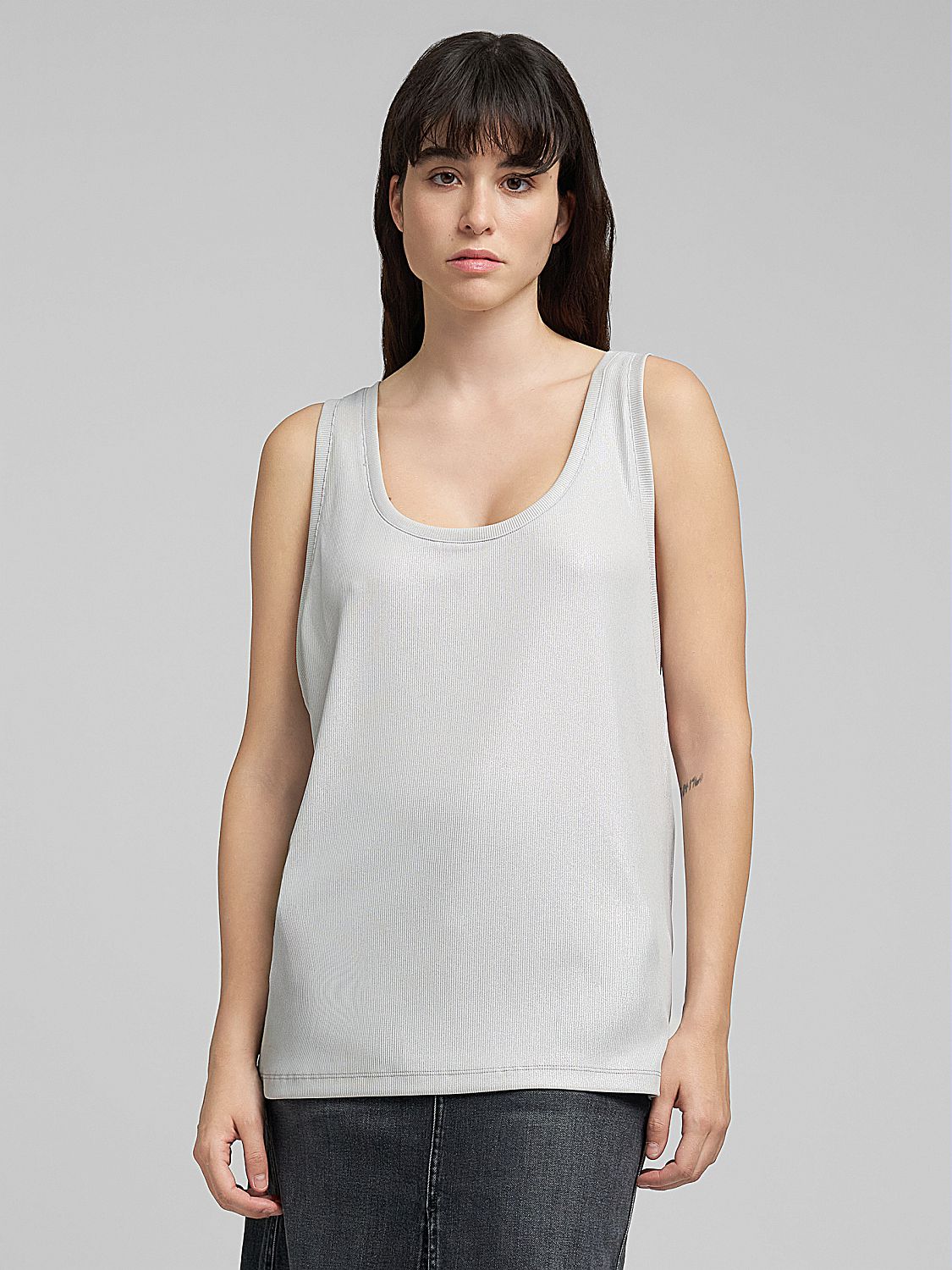 Elegantní metalické tílko