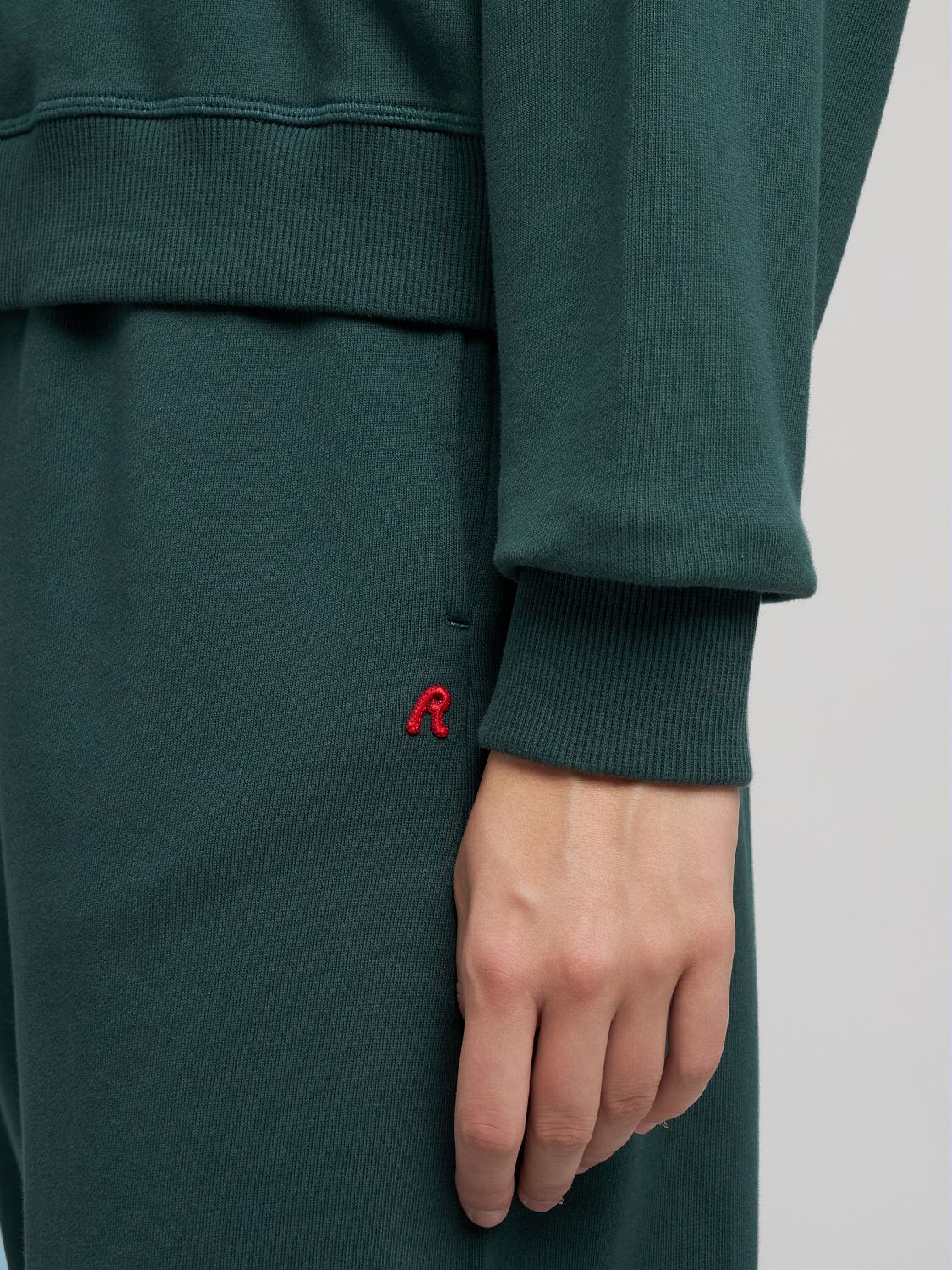 Dámská cropped mikina s decentní výšivkou R