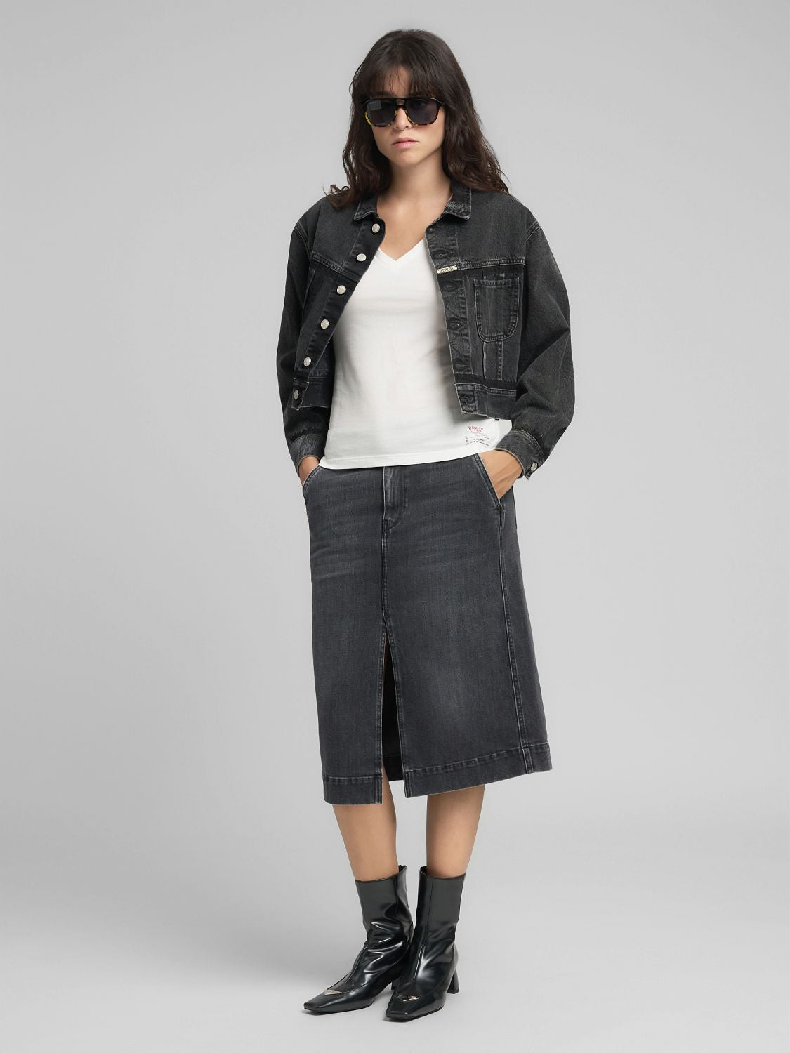 Dámské bavlněné tričko s výstřihem do V a decentním nápisem Replay