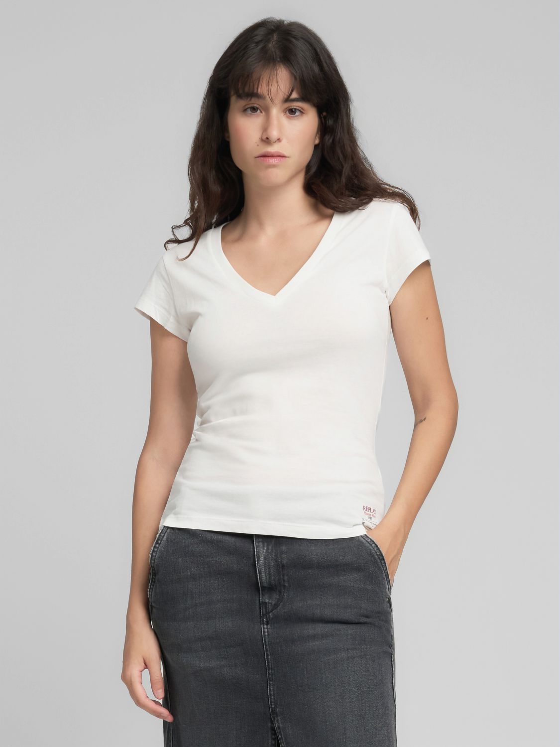 Dámské bavlněné tričko s výstřihem do V a decentním nápisem Replay