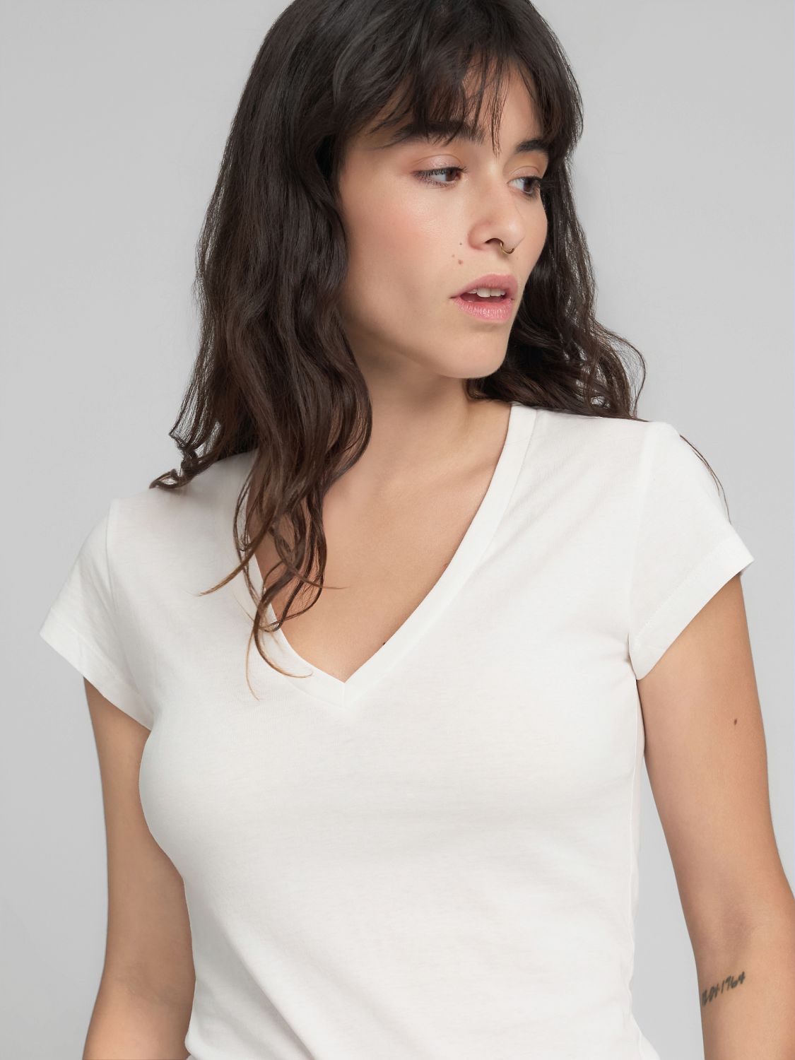 Dámské bavlněné tričko s výstřihem do V a decentním nápisem Replay