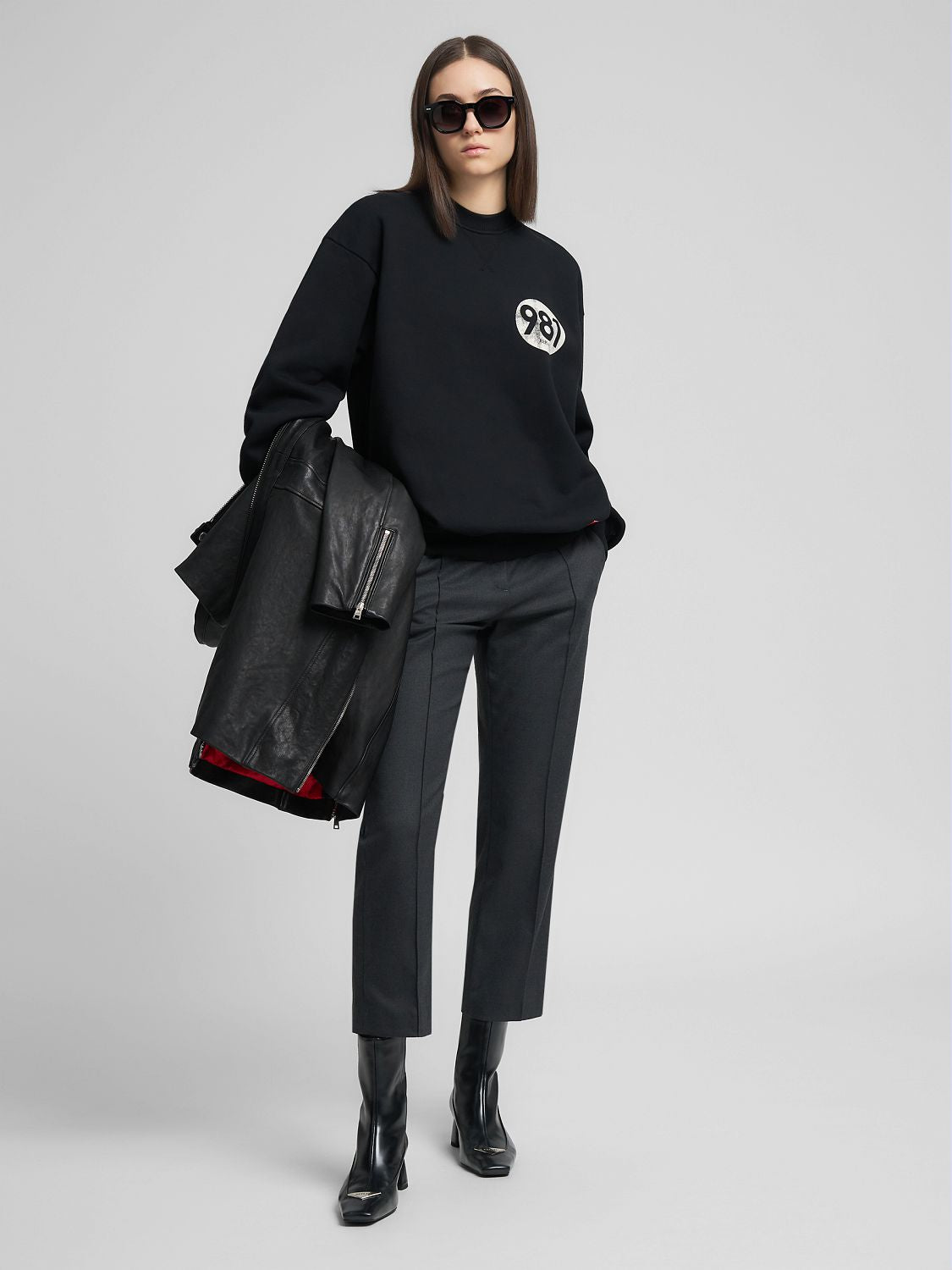 MIKINA S POTISKEM NA HRUDI