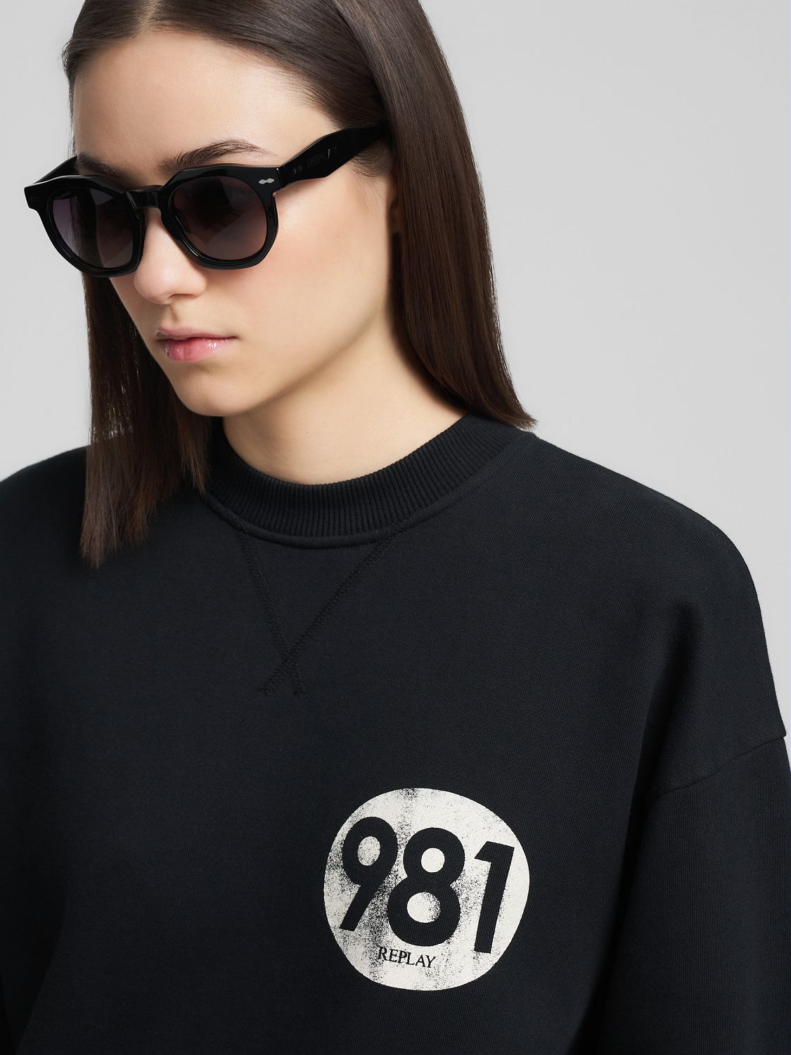 MIKINA S POTISKEM NA HRUDI