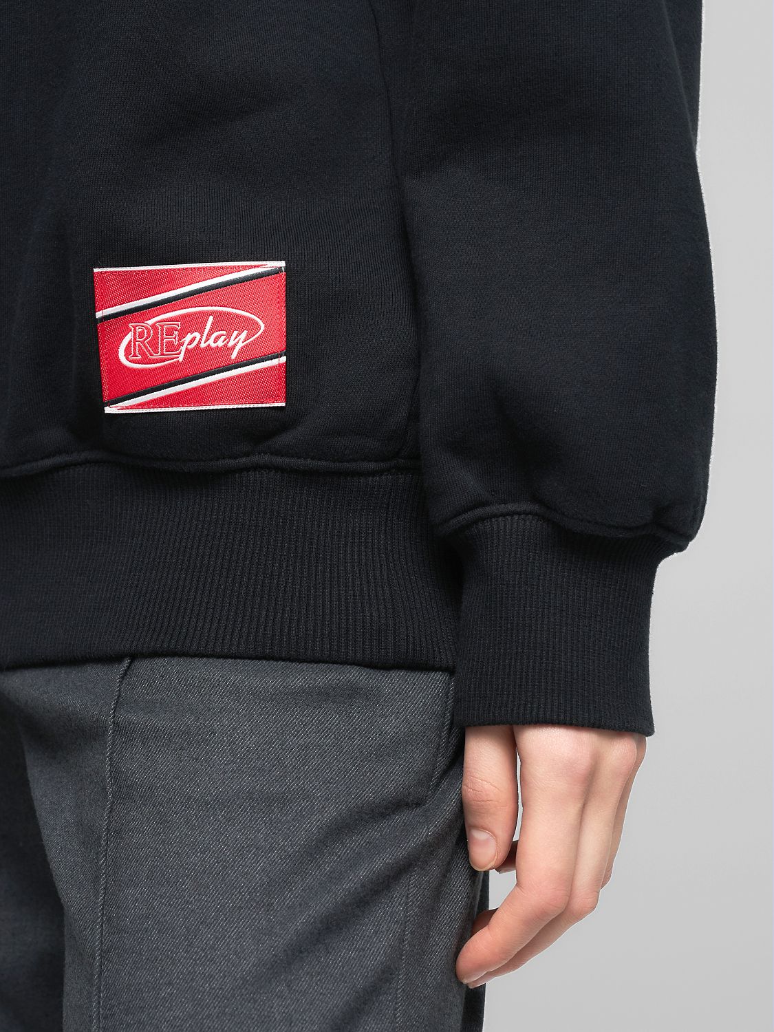 MIKINA S POTISKEM NA HRUDI