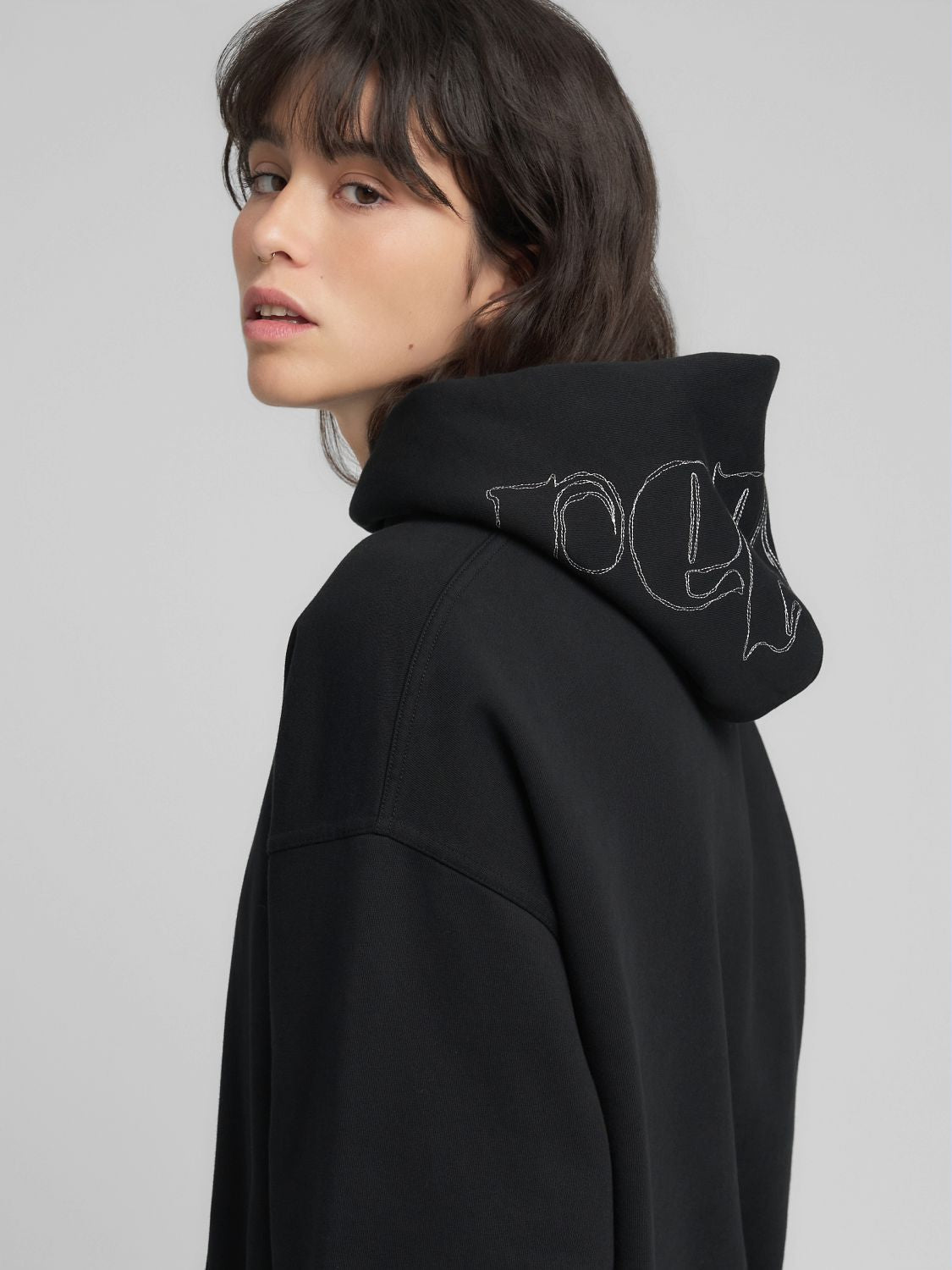 Oversized mikina s výšivkou na kapuci