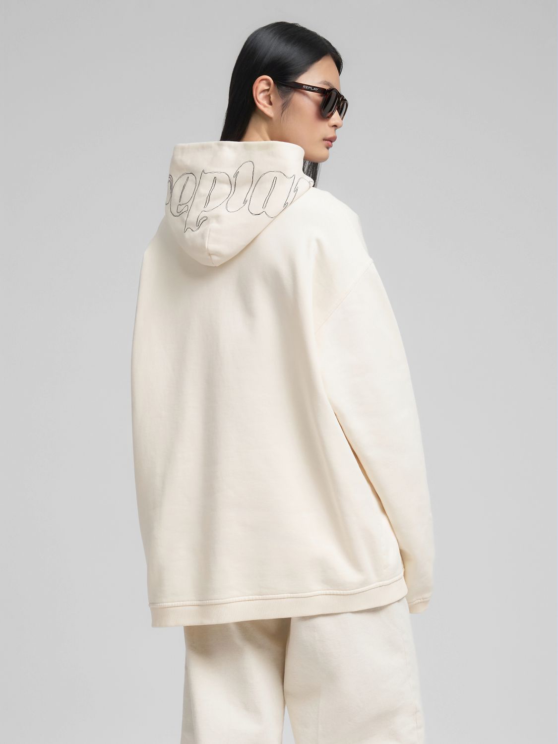 Oversized mikina s výšivkou na kapuci