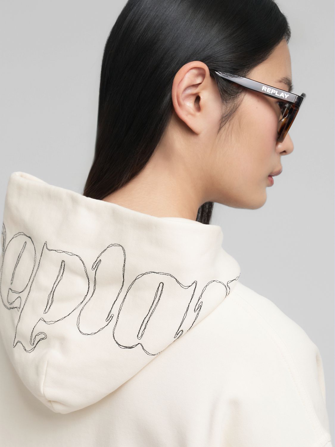 Oversized mikina s výšivkou na kapuci