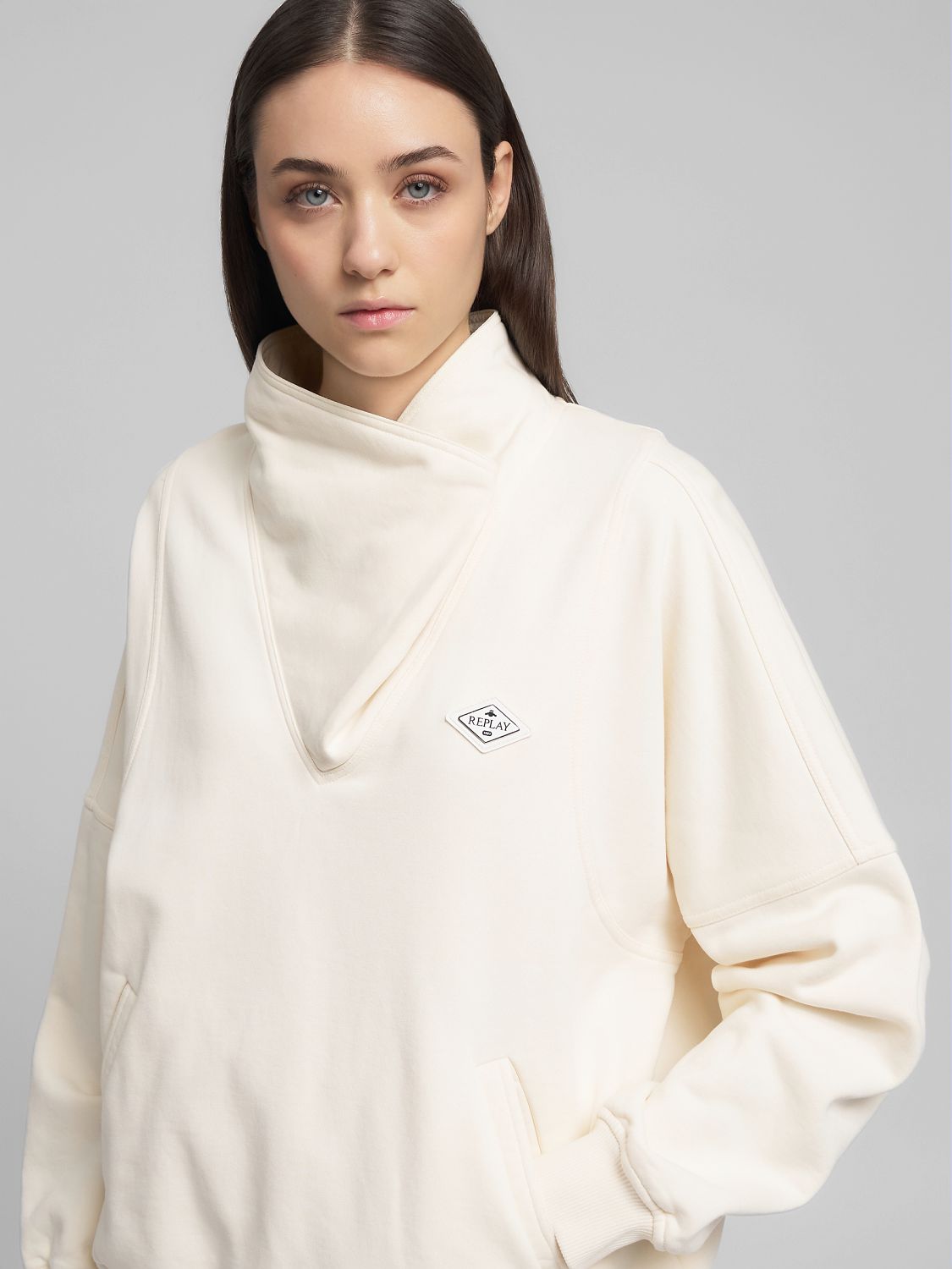 Dámská mikina s klokaní kapsou a límcem