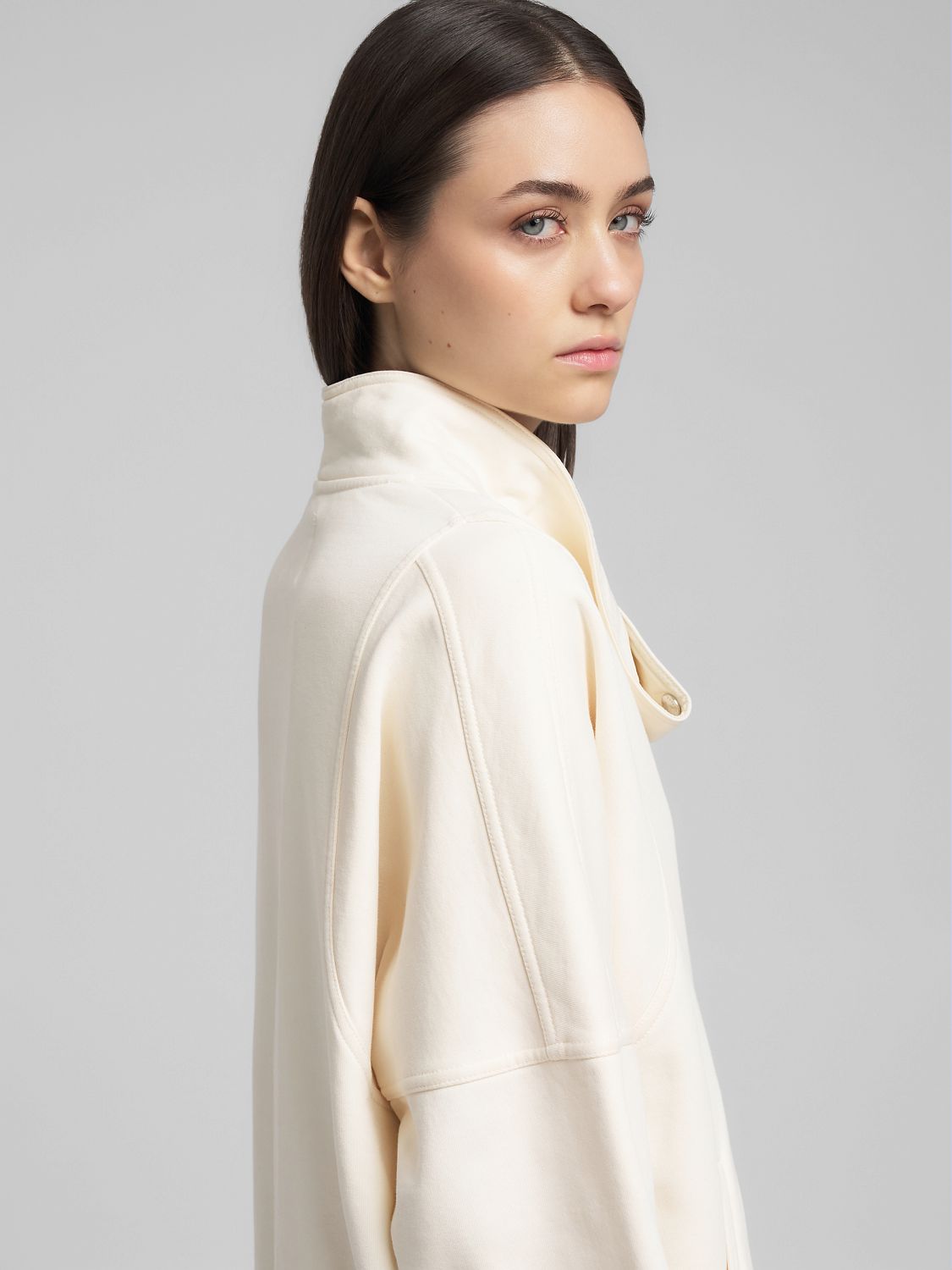 Dámská mikina s klokaní kapsou a límcem