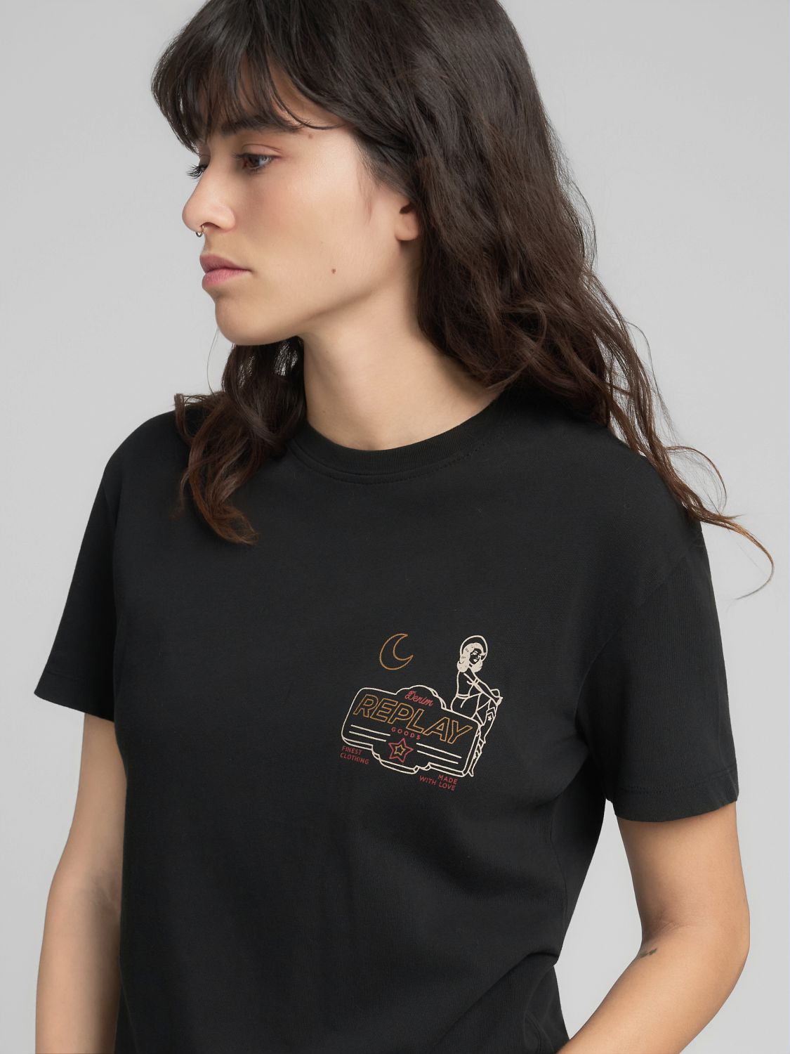 Tričko s malým potiskem na hrudi