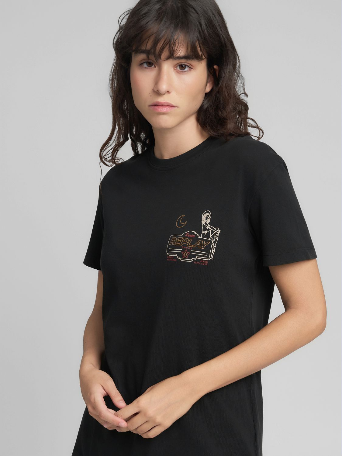 Tričko s malým potiskem na hrudi