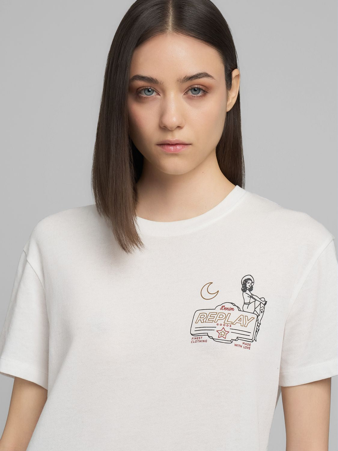 Tričko s malým potiskem na hrudi