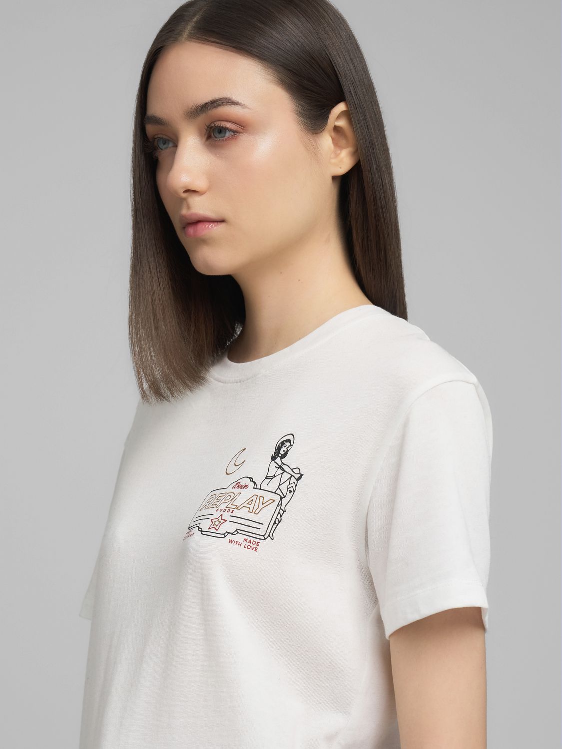 Tričko s malým potiskem na hrudi