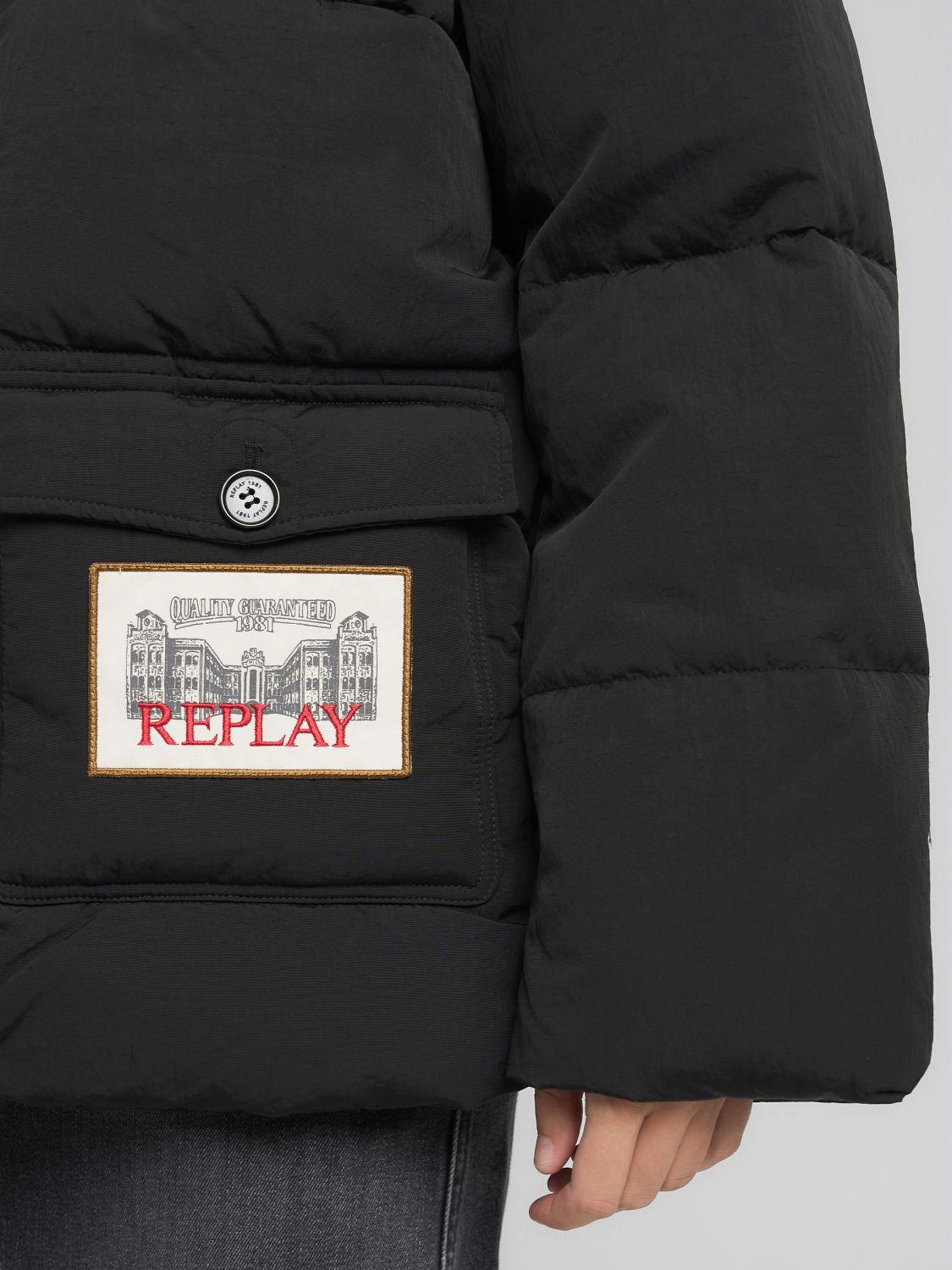 Prošívaná bunda s kapucí