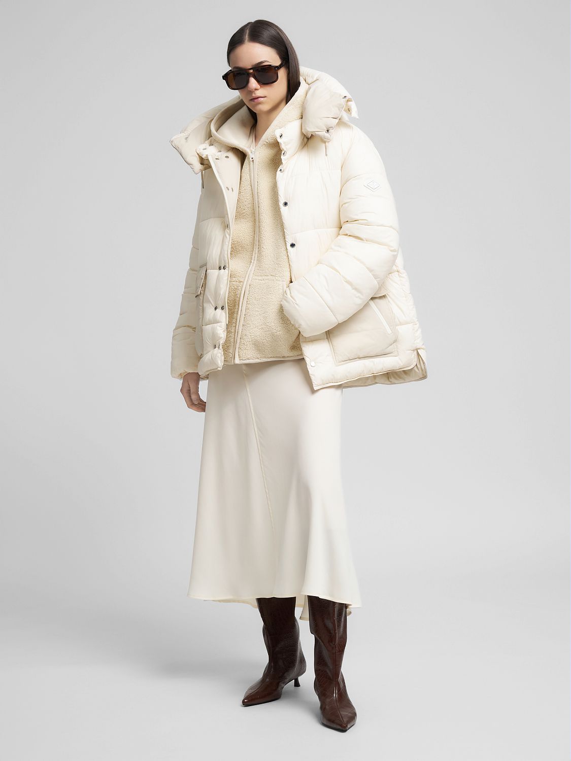 Prošívaná bunda s vysokým límcem a kapucí