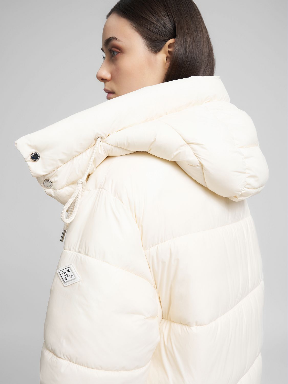 Prošívaná bunda s vysokým límcem a kapucí