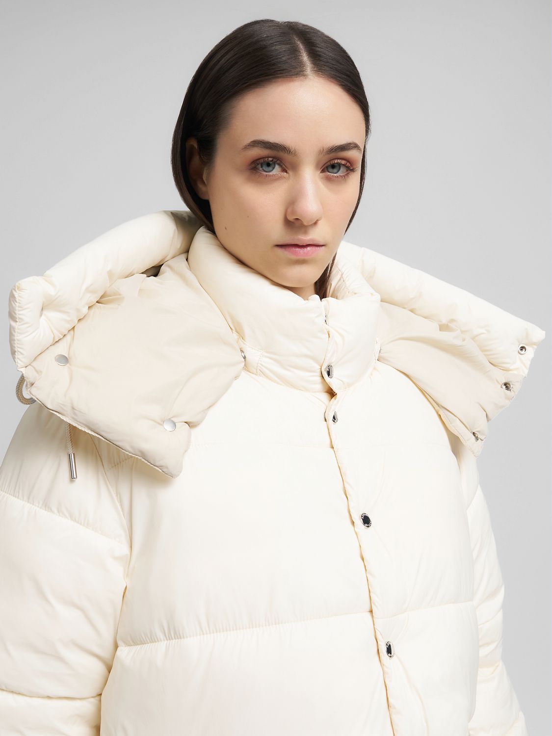 Prošívaná bunda s vysokým límcem a kapucí