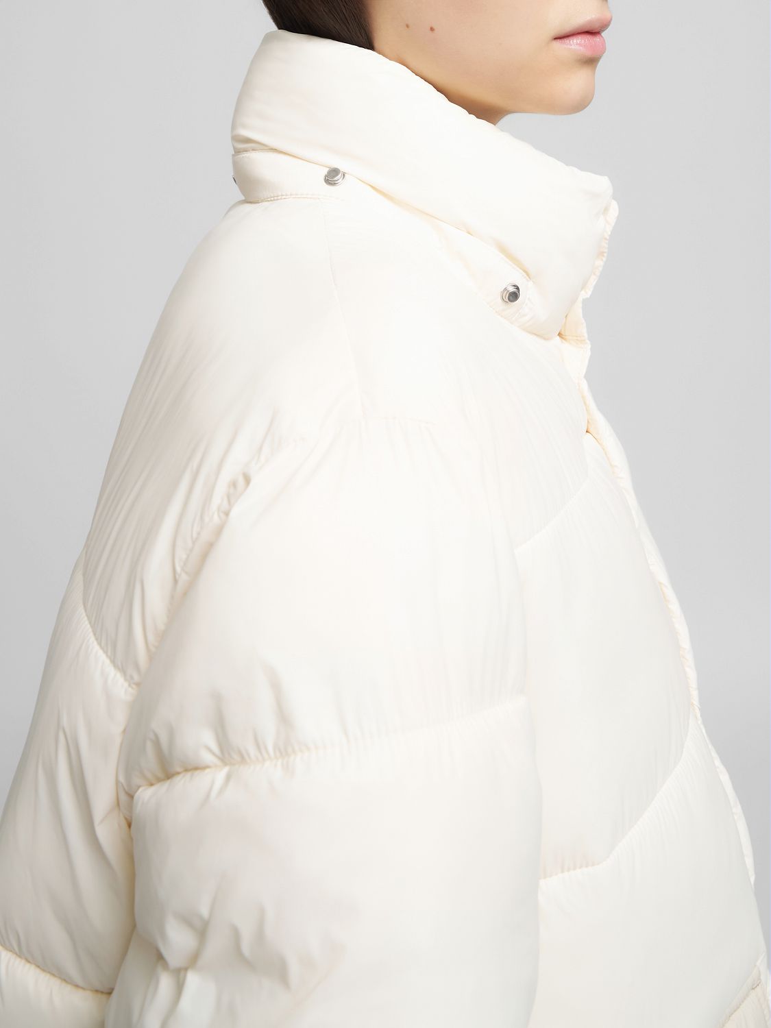 Prošívaná bunda s vysokým límcem a kapucí