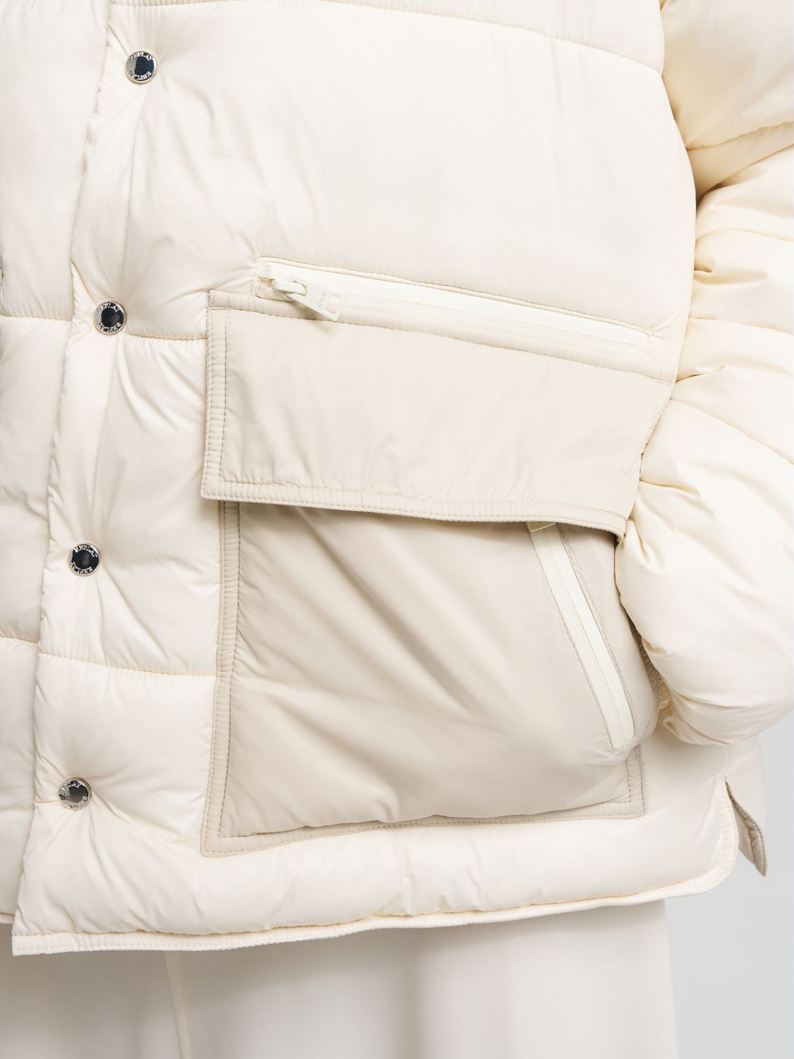 Prošívaná bunda s vysokým límcem a kapucí