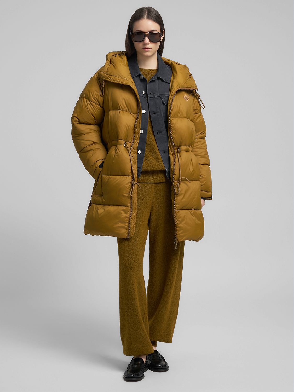 Dlouhá bunda s kapucí, rozparky a postranními kapsami