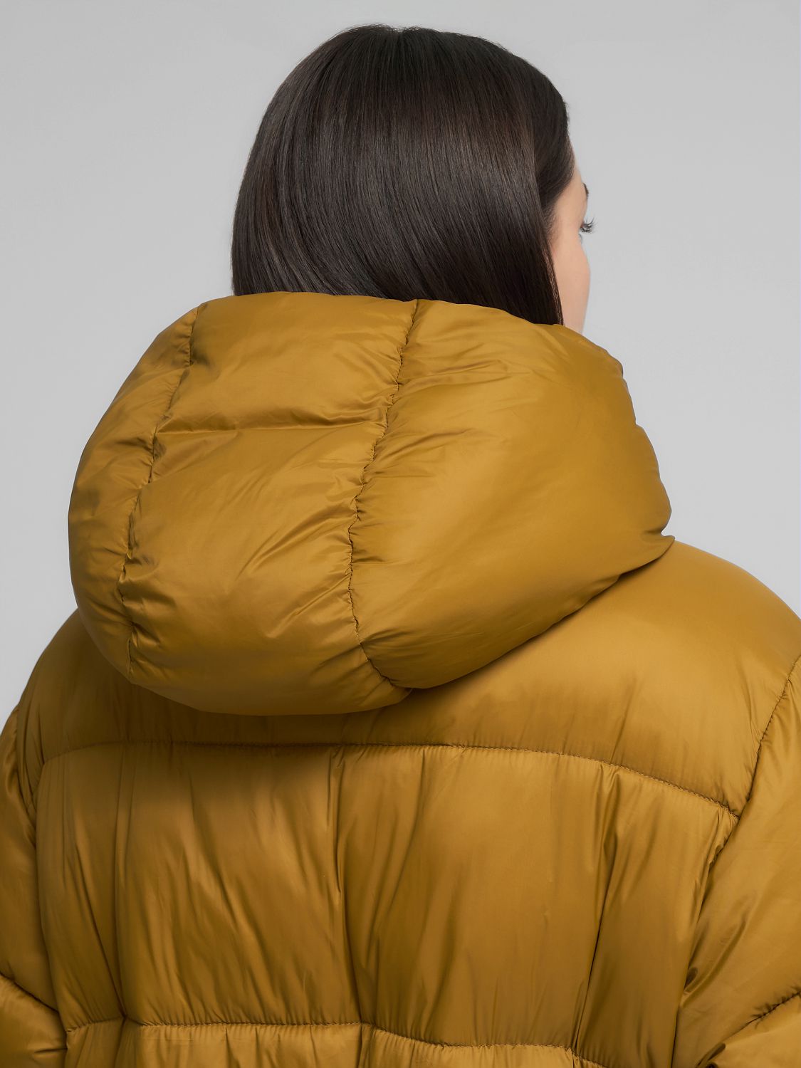 Dlouhá bunda s kapucí, rozparky a postranními kapsami