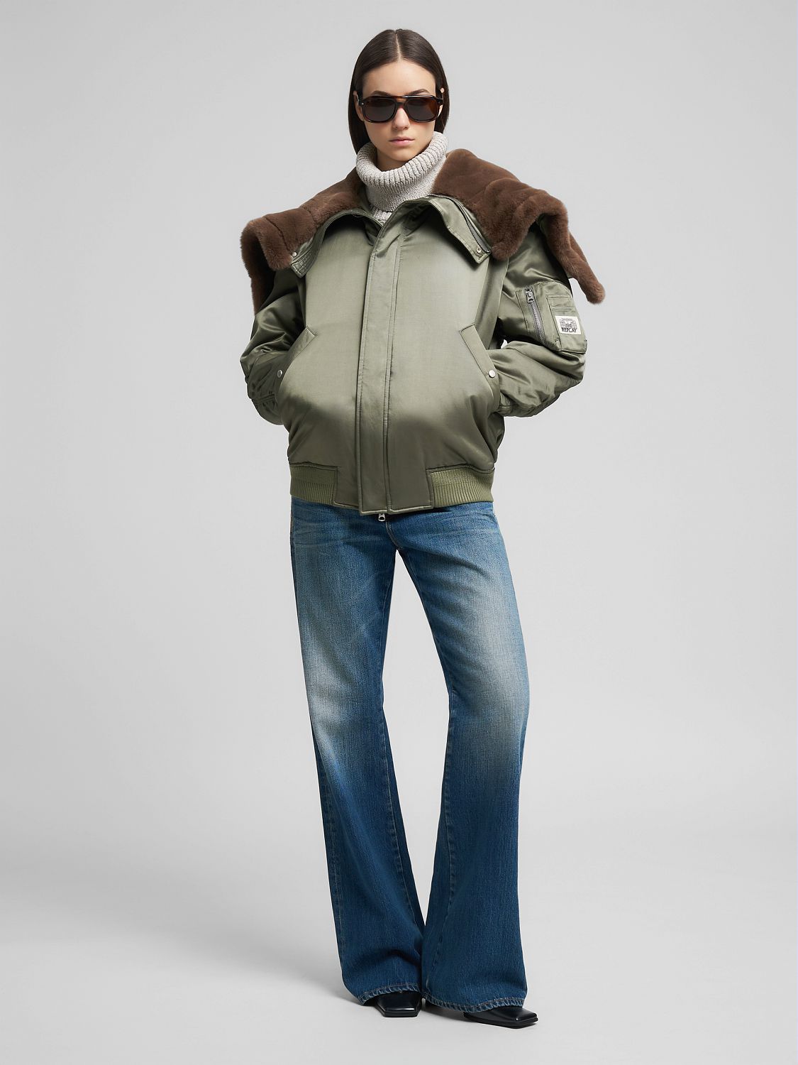 Krátká saténová bunda s kapucí a kožešinou