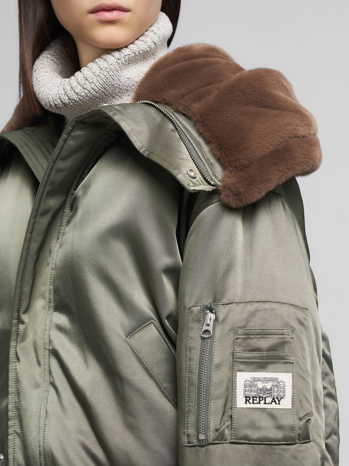 Krátká saténová bunda s kapucí a kožešinou